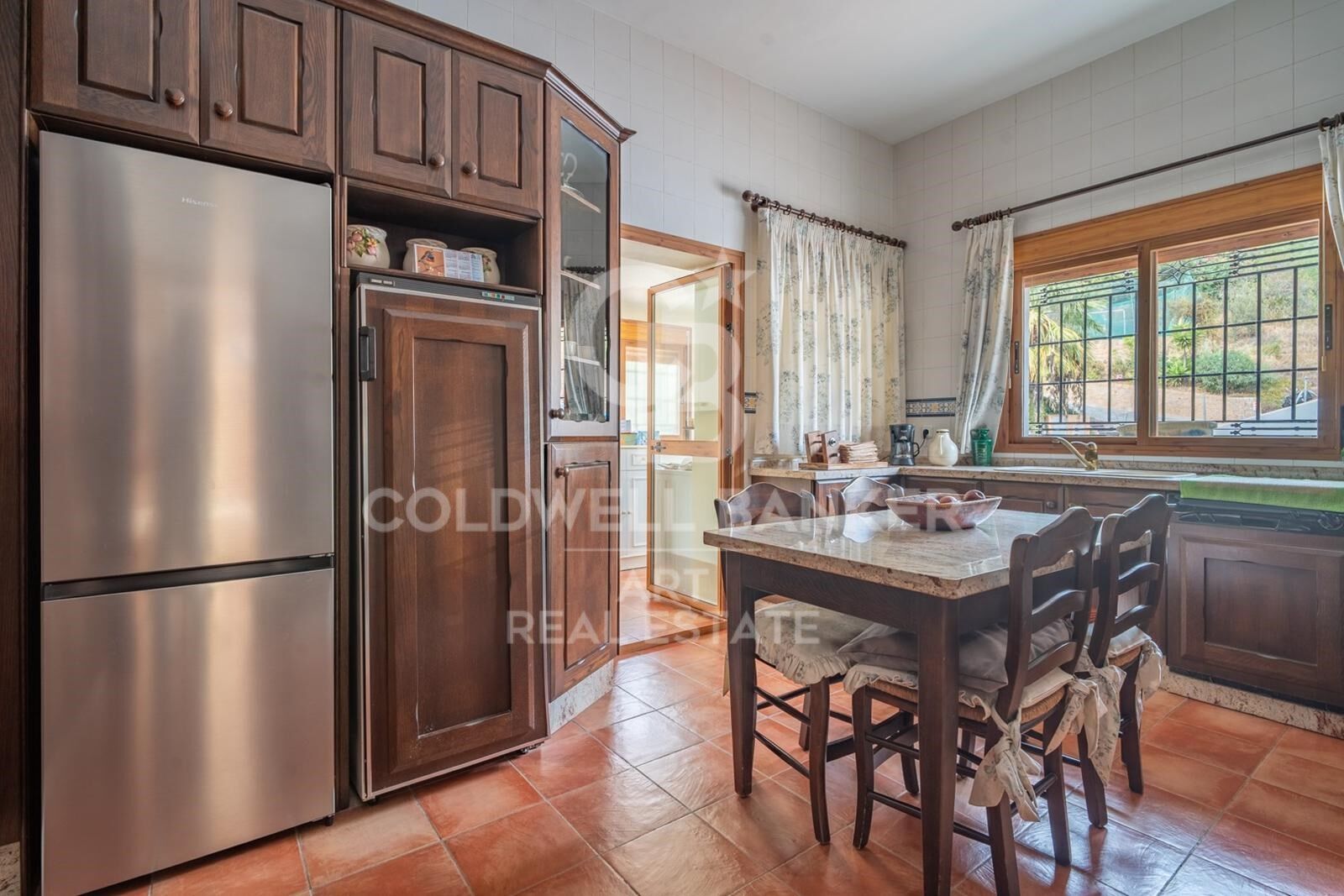 Exclusiva villa en Pinares de San Antón con espectaculares vistas panorámicas al mar.