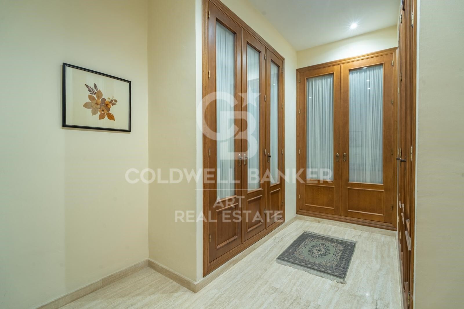 Exclusiva villa en Pinares de San Antón con espectaculares vistas panorámicas al mar.