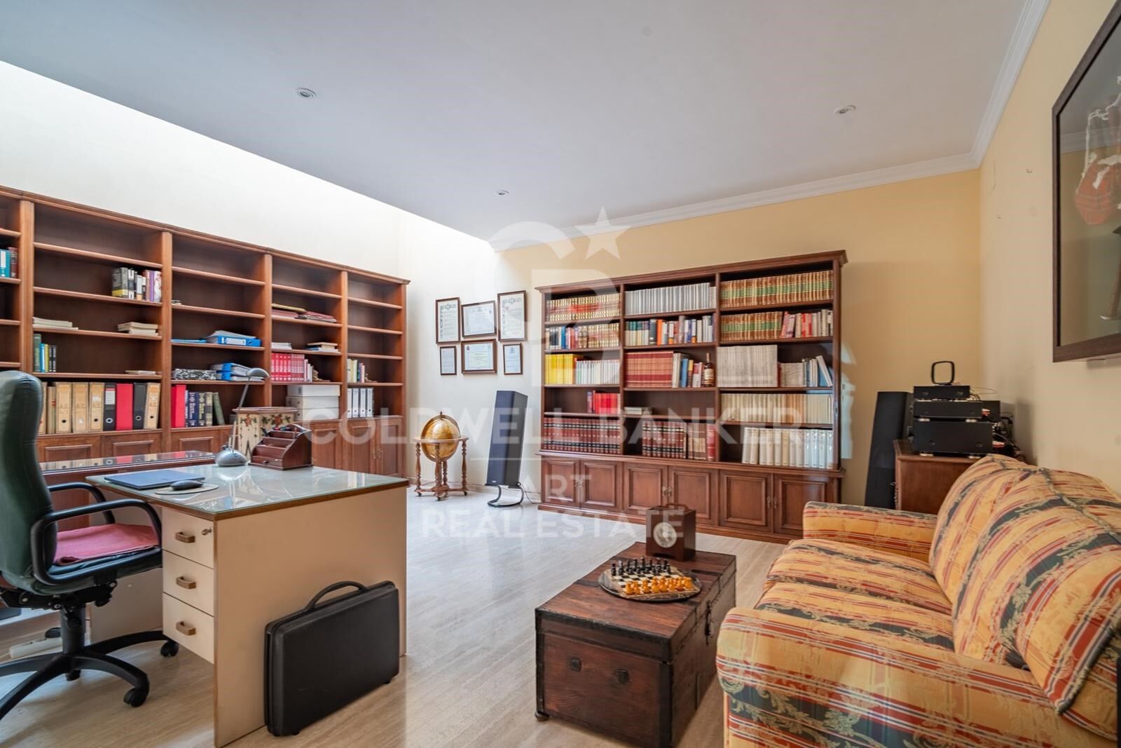 Exclusiva villa en Pinares de San Antón con espectaculares vistas panorámicas al mar.