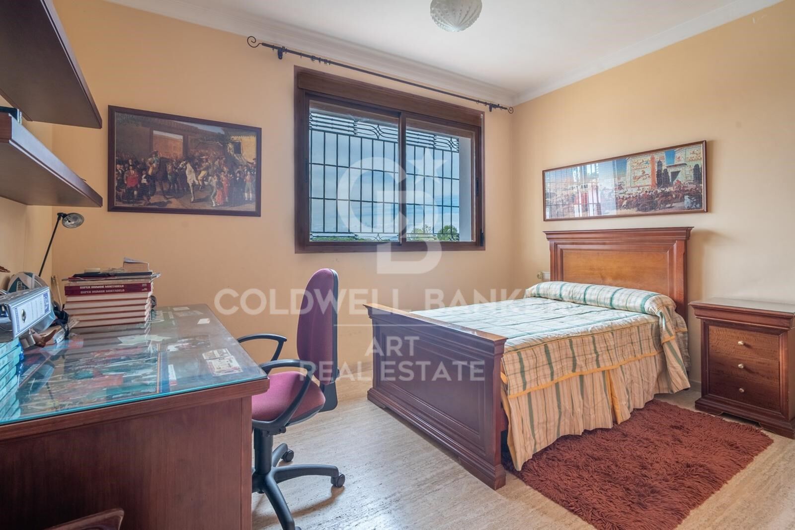 Exclusiva villa en Pinares de San Antón con espectaculares vistas panorámicas al mar.