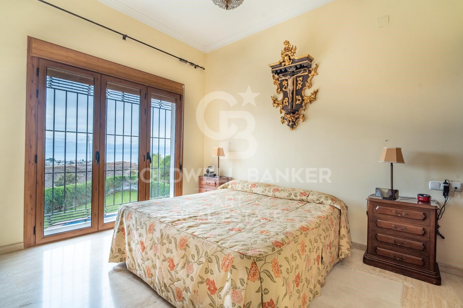 Exclusiva villa en Pinares de San Antón con espectaculares vistas panorámicas al mar.