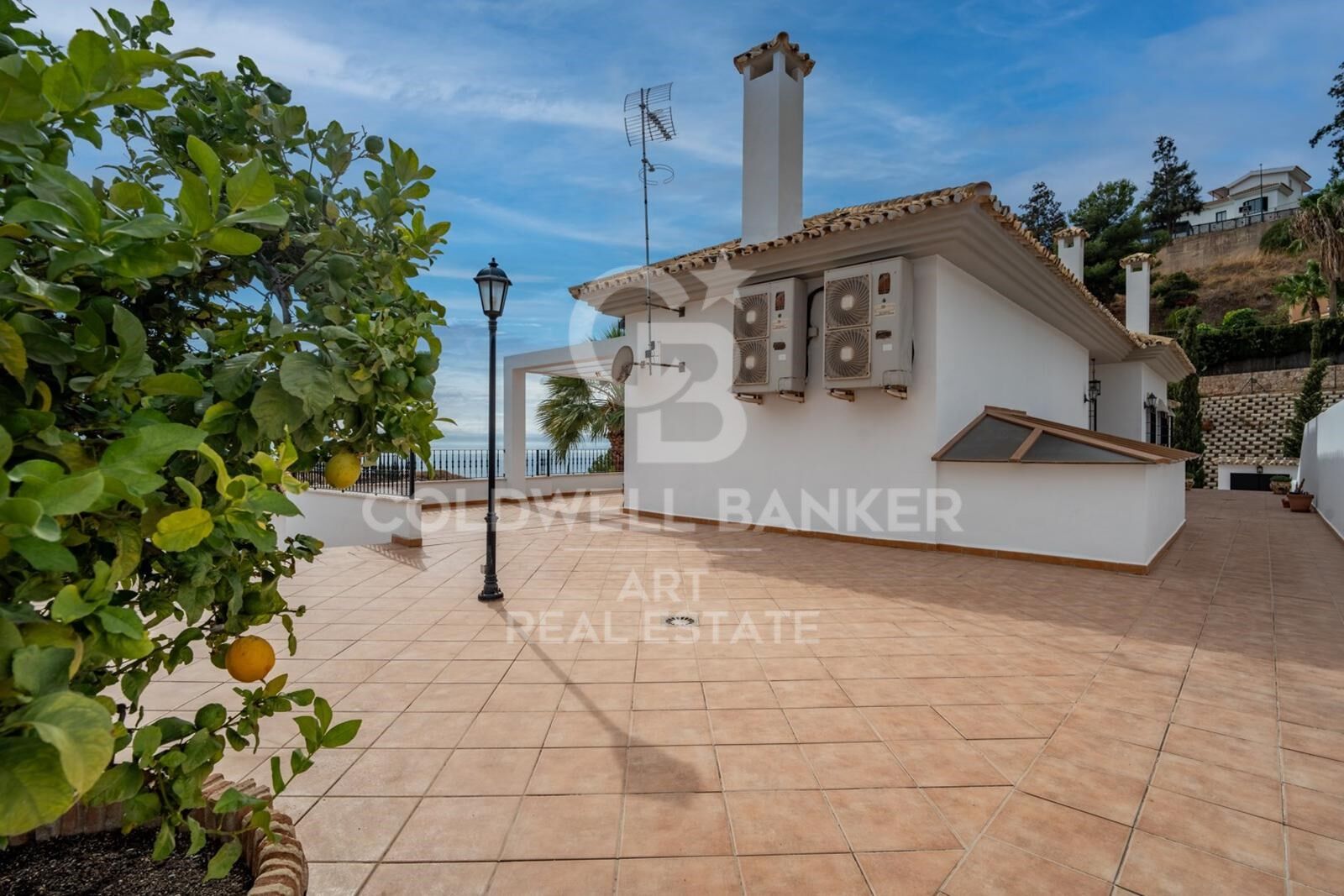 Exclusiva villa en Pinares de San Antón con espectaculares vistas panorámicas al mar.