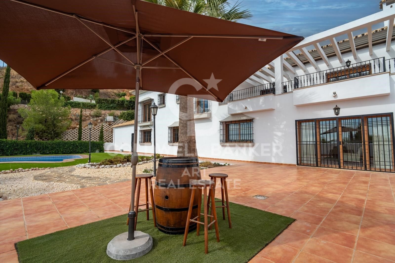 Exclusiva villa en Pinares de San Antón con espectaculares vistas panorámicas al mar.