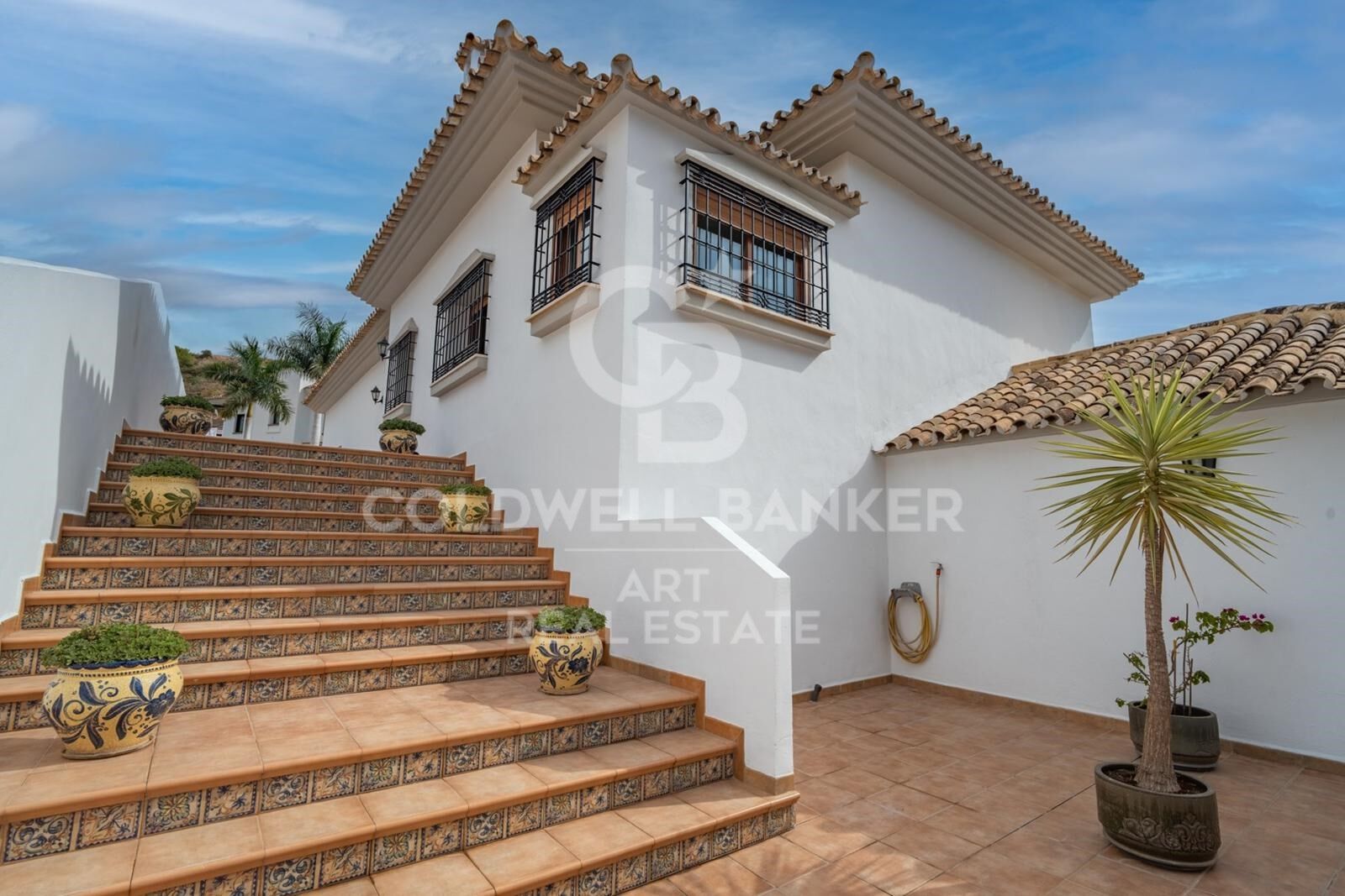 Exclusiva villa en Pinares de San Antón con espectaculares vistas panorámicas al mar.