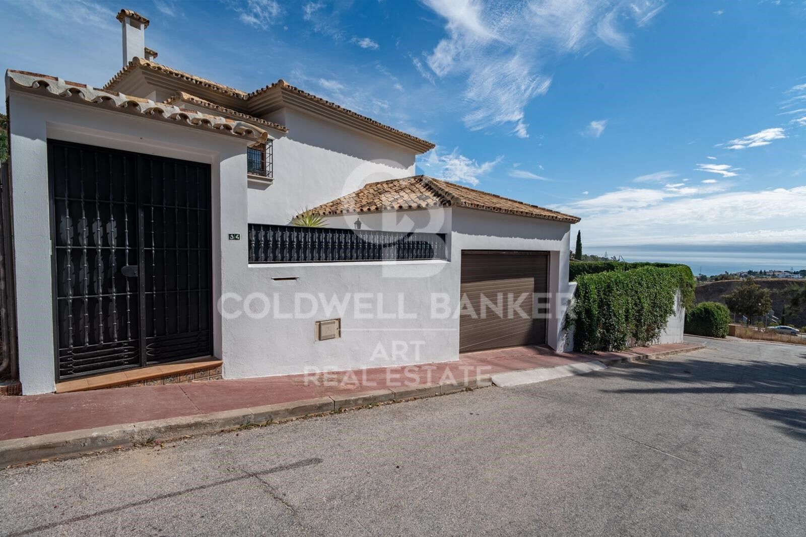 Exclusiva villa en Pinares de San Antón con espectaculares vistas panorámicas al mar.