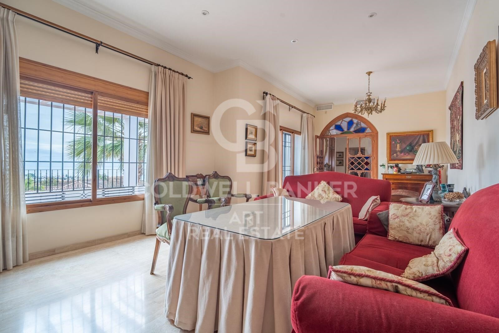 Exclusiva villa en Pinares de San Antón con espectaculares vistas panorámicas al mar.
