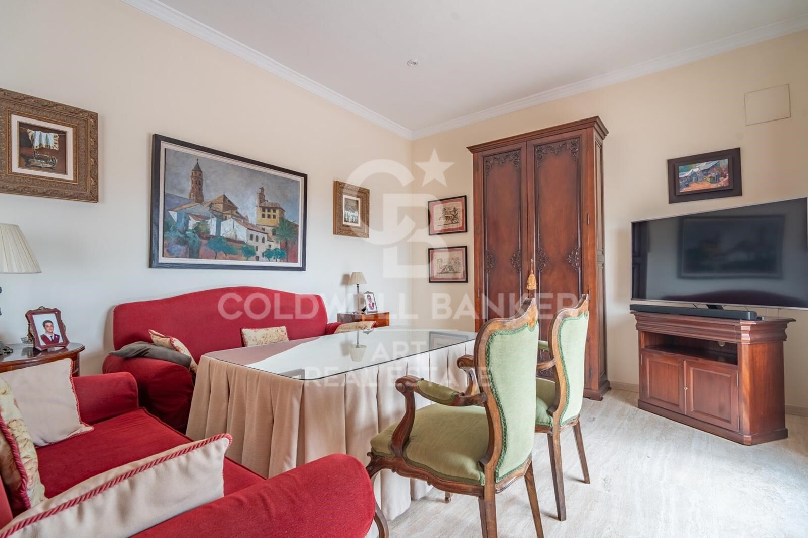 Exclusiva villa en Pinares de San Antón con espectaculares vistas panorámicas al mar.
