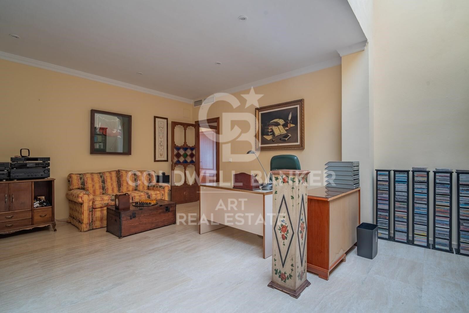 Exclusiva villa en Pinares de San Antón con espectaculares vistas panorámicas al mar.
