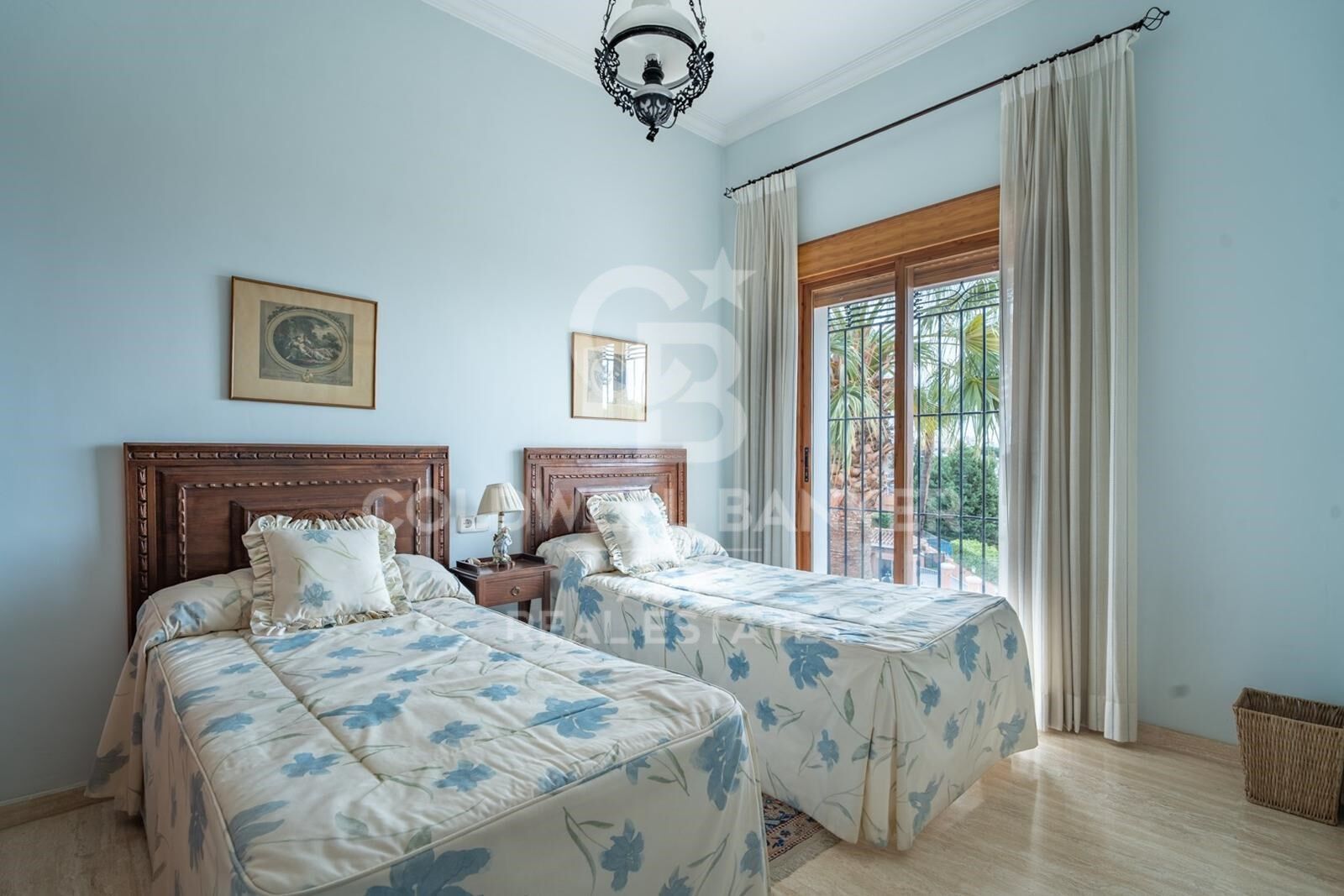 Exclusiva villa en Pinares de San Antón con espectaculares vistas panorámicas al mar.