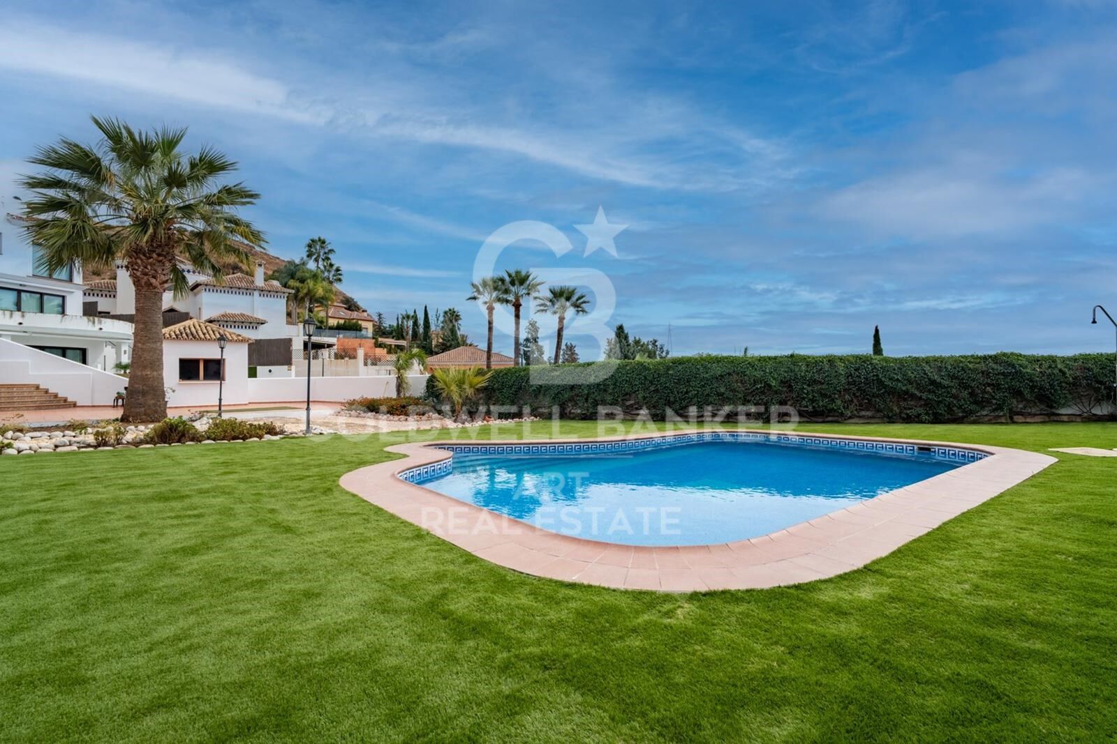 Exclusiva villa en Pinares de San Antón con espectaculares vistas panorámicas al mar.
