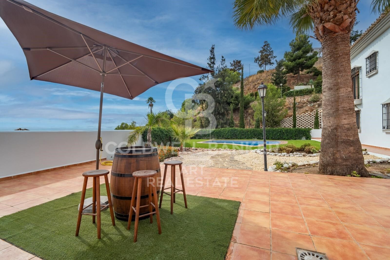 Exclusiva villa en Pinares de San Antón con espectaculares vistas panorámicas al mar.