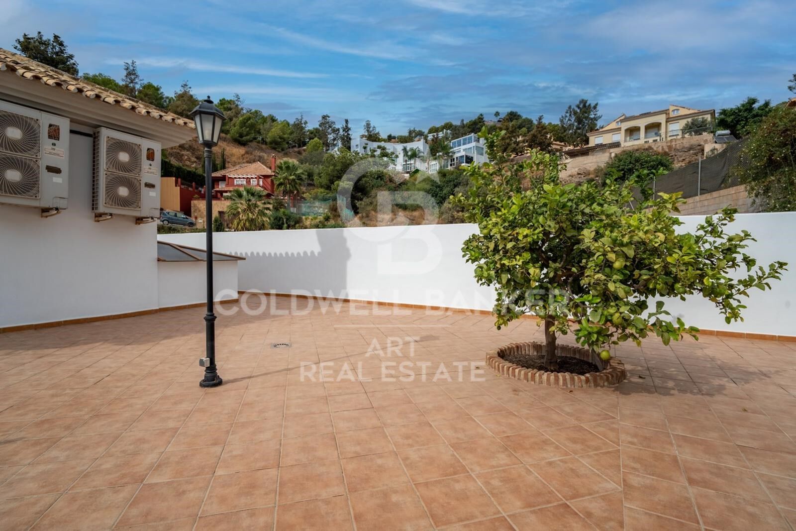 Exclusiva villa en Pinares de San Antón con espectaculares vistas panorámicas al mar.