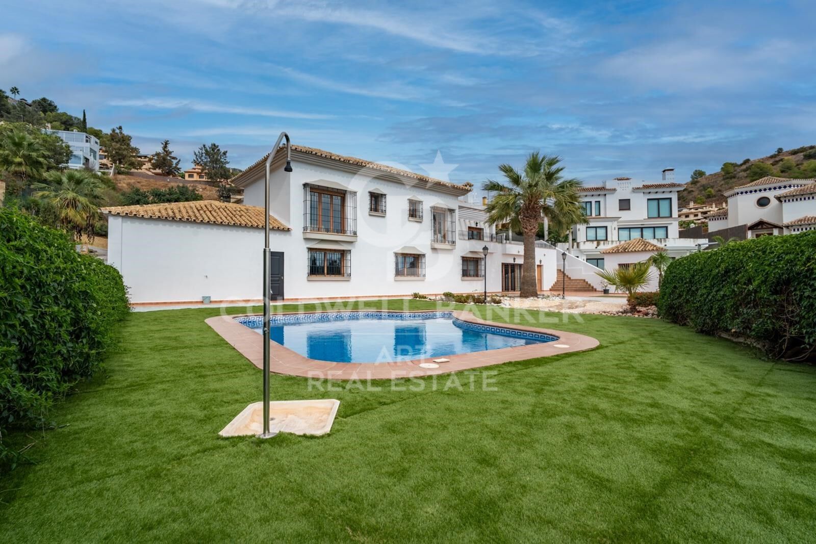 Exclusiva villa en Pinares de San Antón con espectaculares vistas panorámicas al mar.