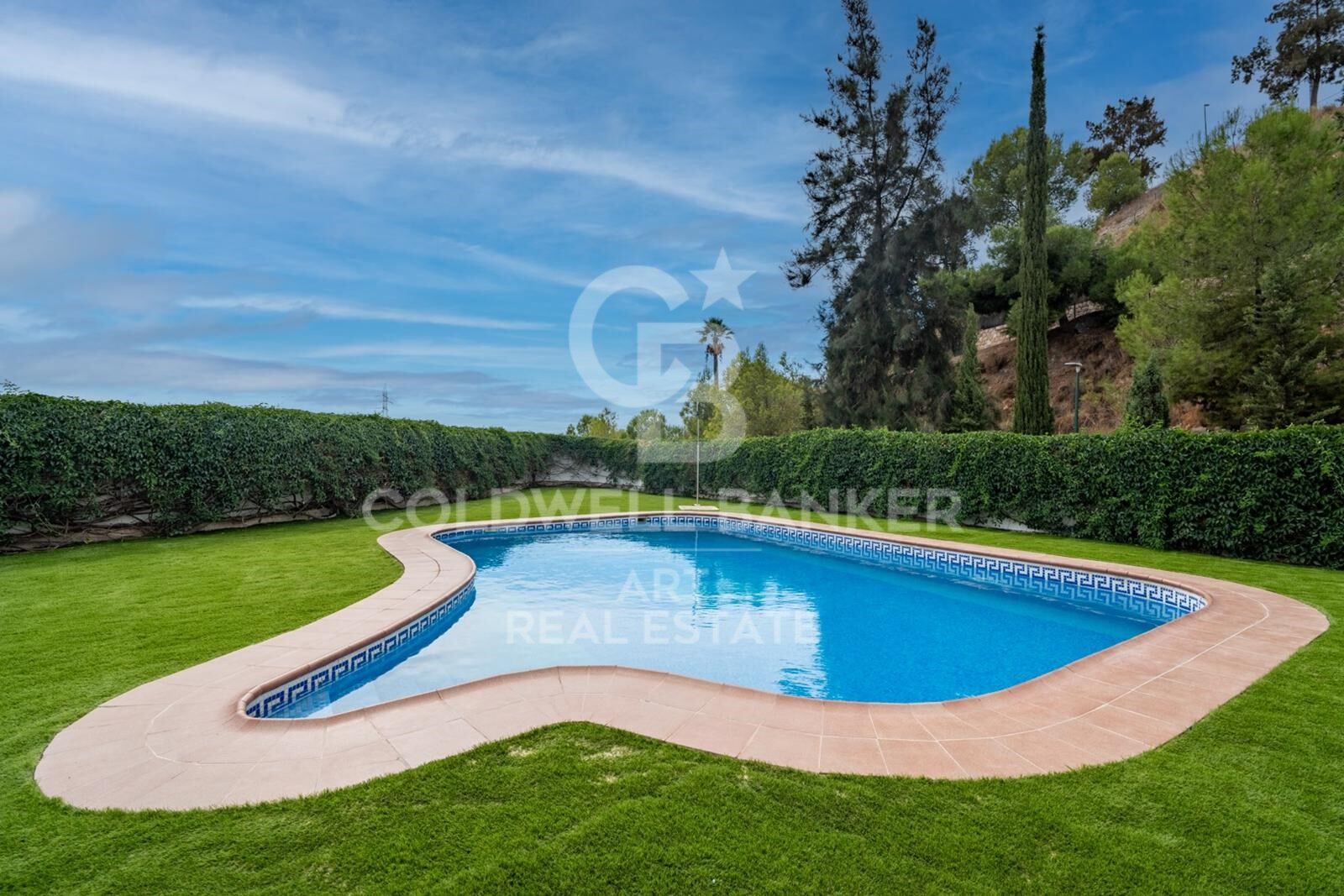 Exclusiva villa en Pinares de San Antón con espectaculares vistas panorámicas al mar.