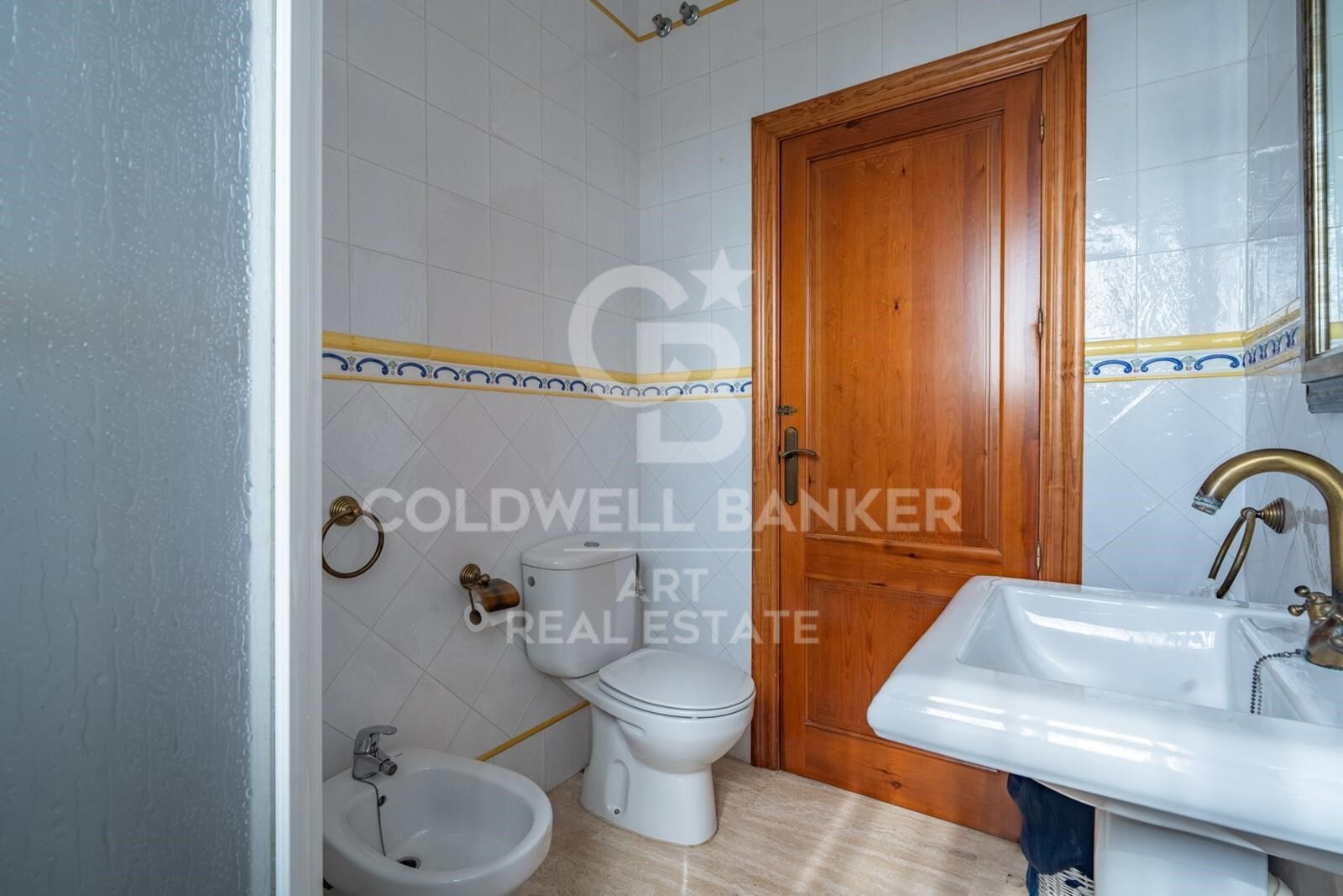 Exclusiva villa en Pinares de San Antón con espectaculares vistas panorámicas al mar.