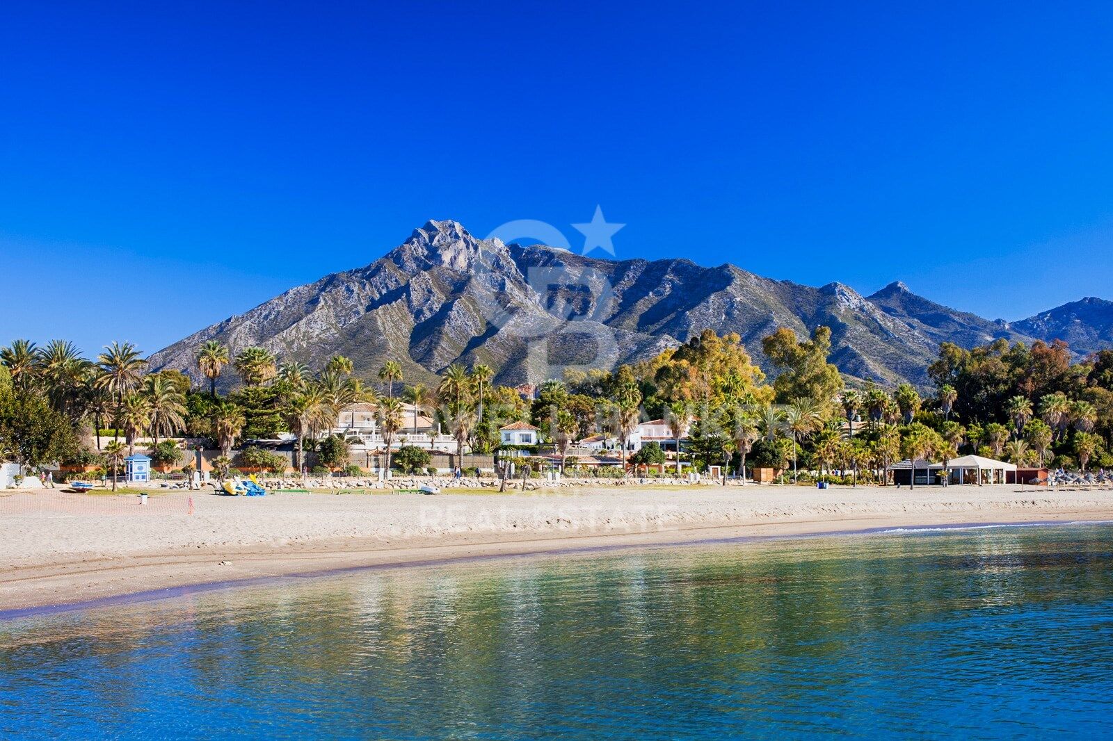 Modern four-bedroom apartment in Puerto Banús