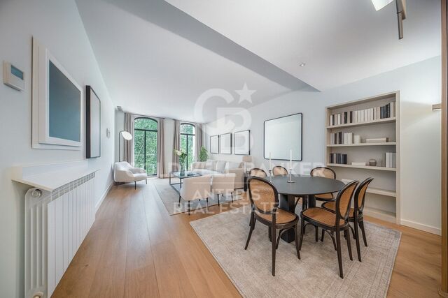 Elegant apartment with parking in a building located on Rambla de Catalunya