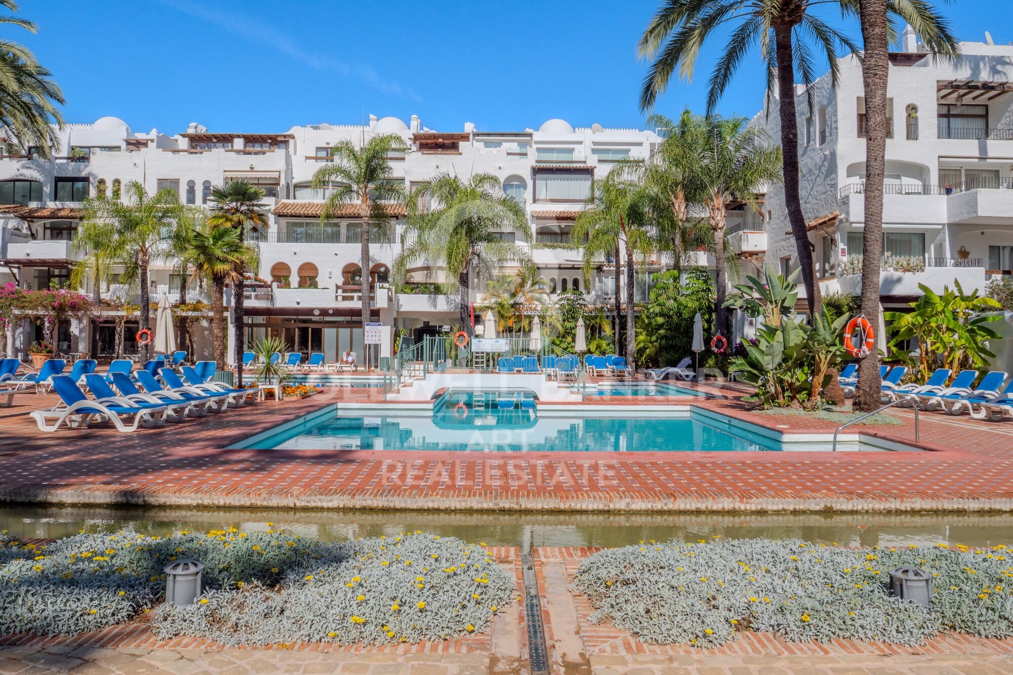 Exclusive flat in the prestigious La Alcazaba residential complex, Puerto Banús