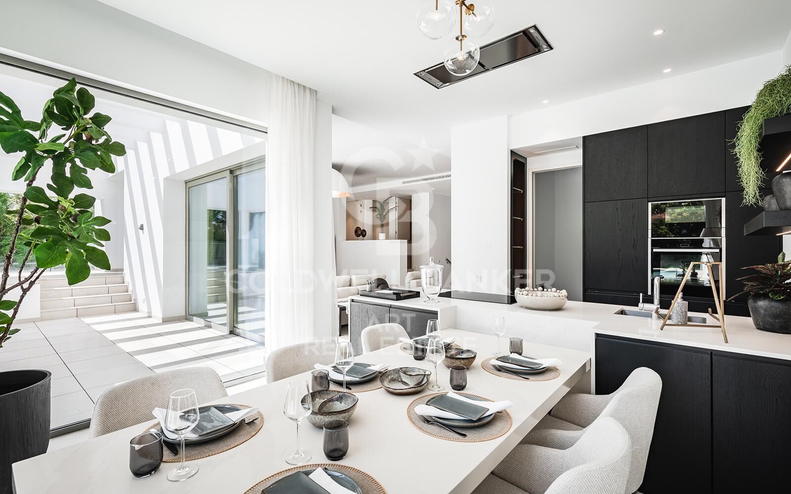 Zeitgenössische Villa mit 5 Schlafzimmern in El Paraíso, New Golden Mile, Marbella