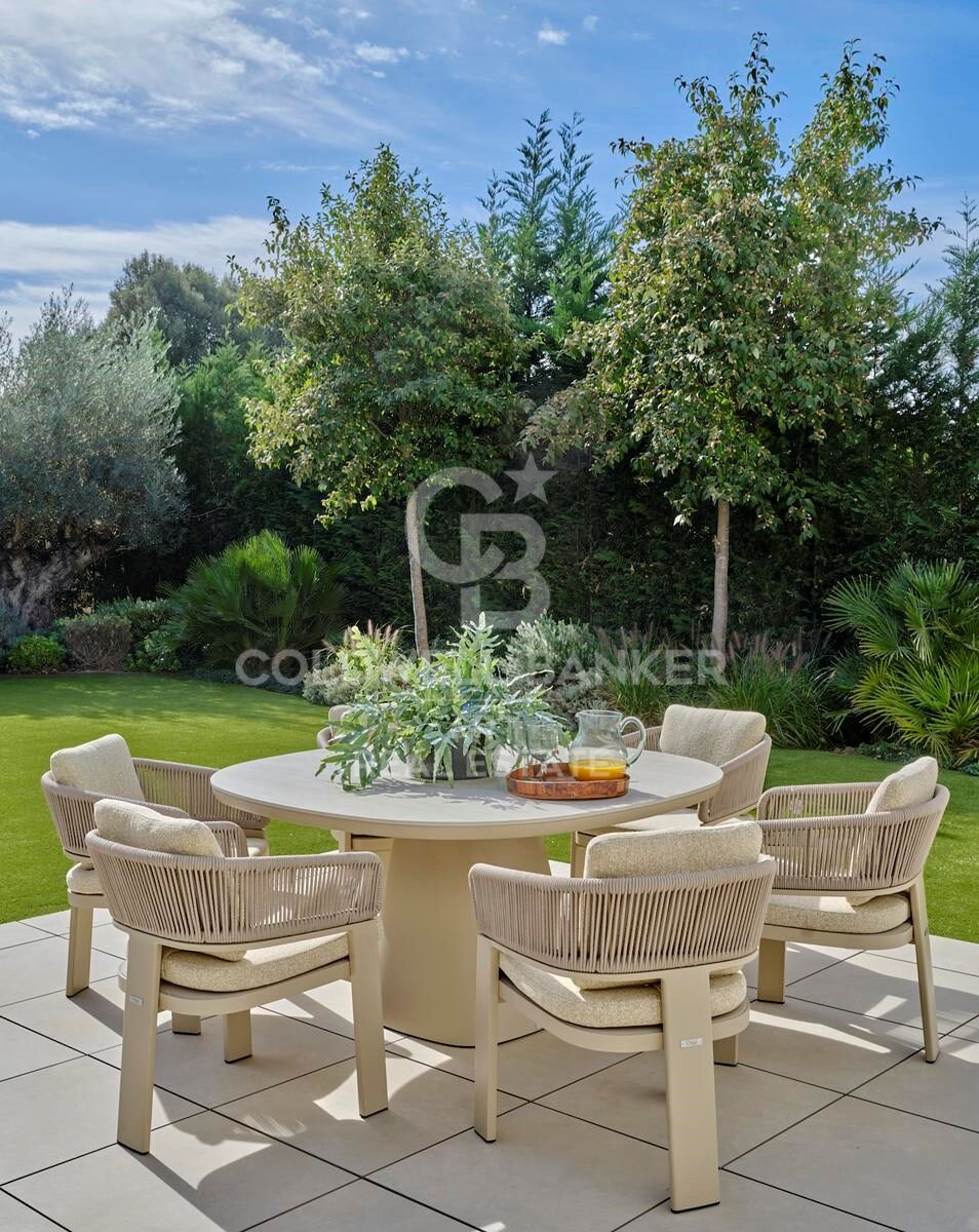Villa contemporánea de 5 dormitorios en El Paraíso, New Golden Mile, Marbella