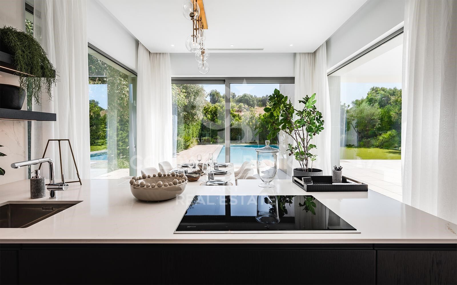 Villa contemporánea de 5 dormitorios en El Paraíso, New Golden Mile, Marbella