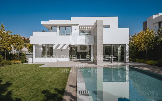 Villa contemporaine de 5 chambres à El Paraíso, New Golden Mile, Marbella