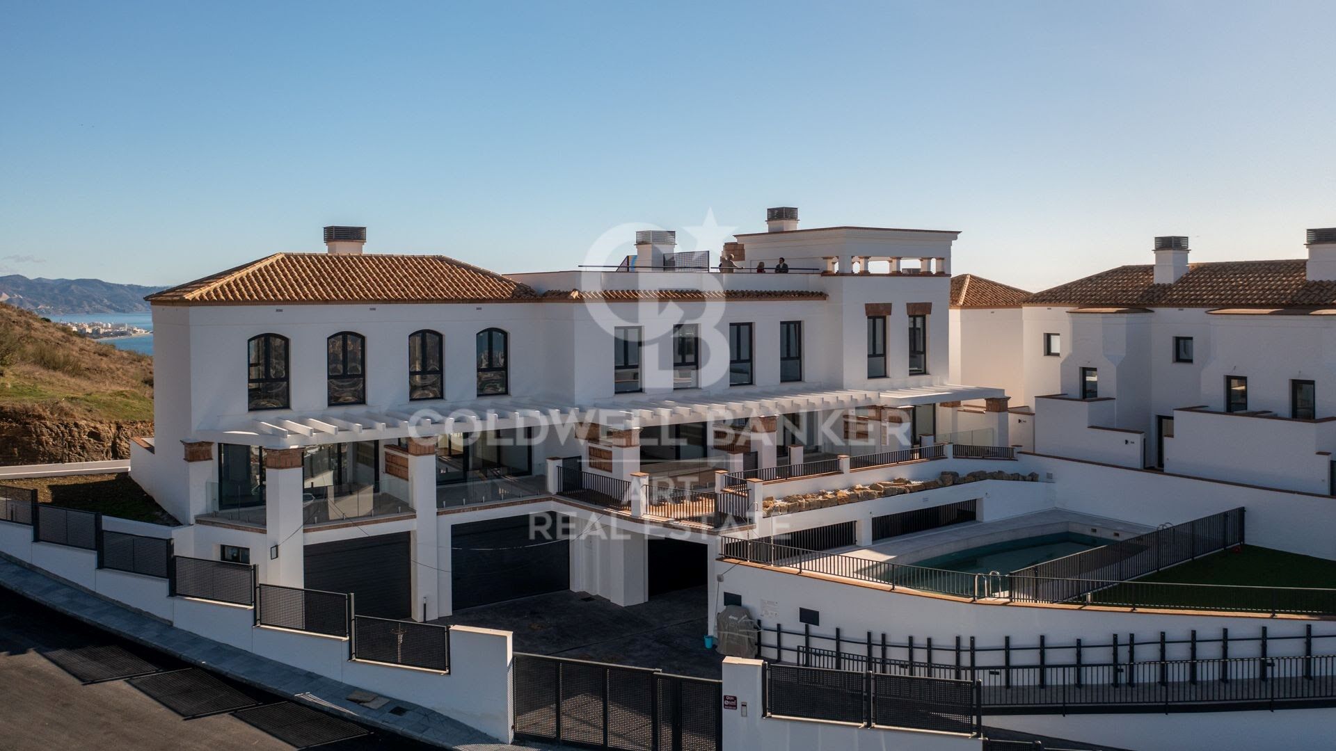 Promotion de maisons mitoyennes neuves avec vue spectaculaire sur la mer à Torrox