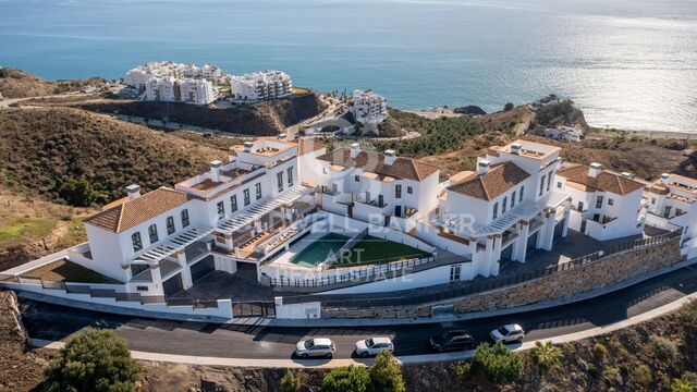 Newly built townhouses with spectacular sea views in Torrox