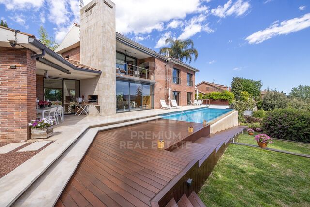 MAGNIFIQUE MAISON DESIGN À BELLATERRA PRÊTE À EMMÉNAGER