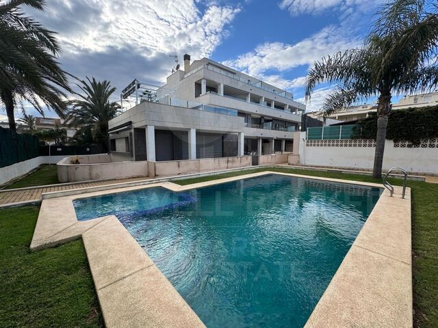 Encantador apartamento con terraza y vistas a la piscina en Jávea
