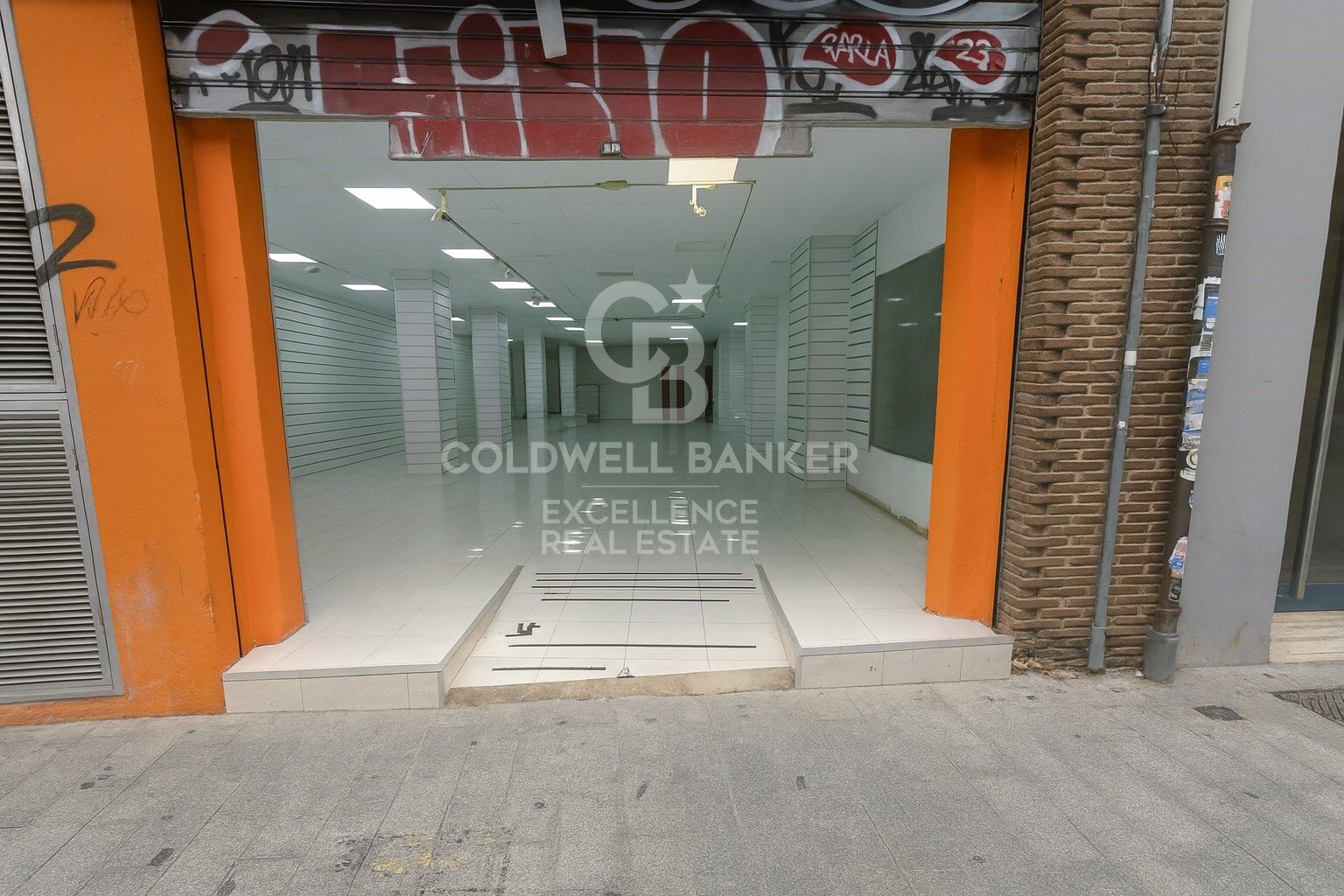 Business Opportunity in Ciutat Vella - Ground Floor Premises for Rent on Quart Street