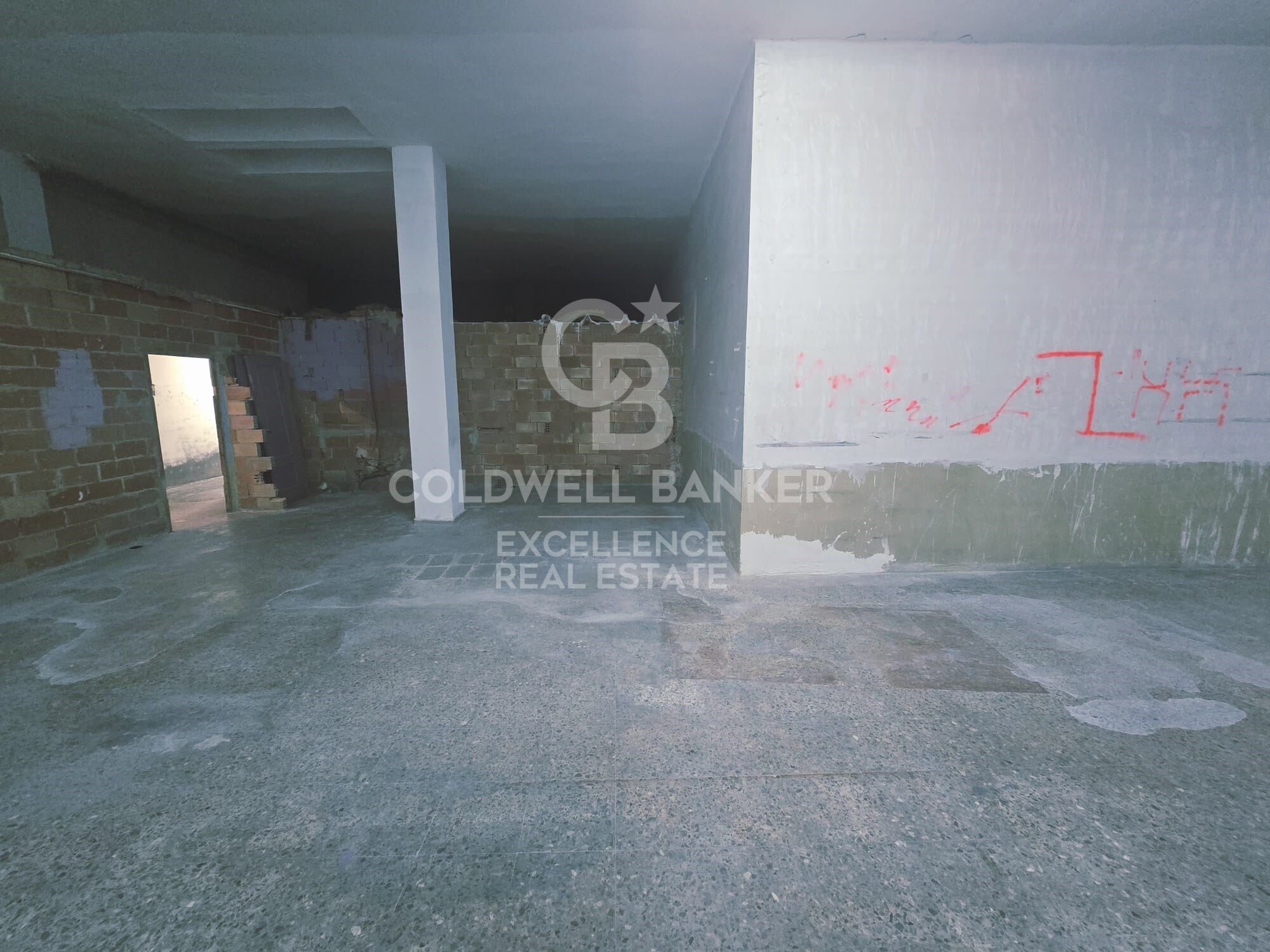 Business Opportunity in Ciutat Vella - Ground Floor Premises for Rent on Quart Street