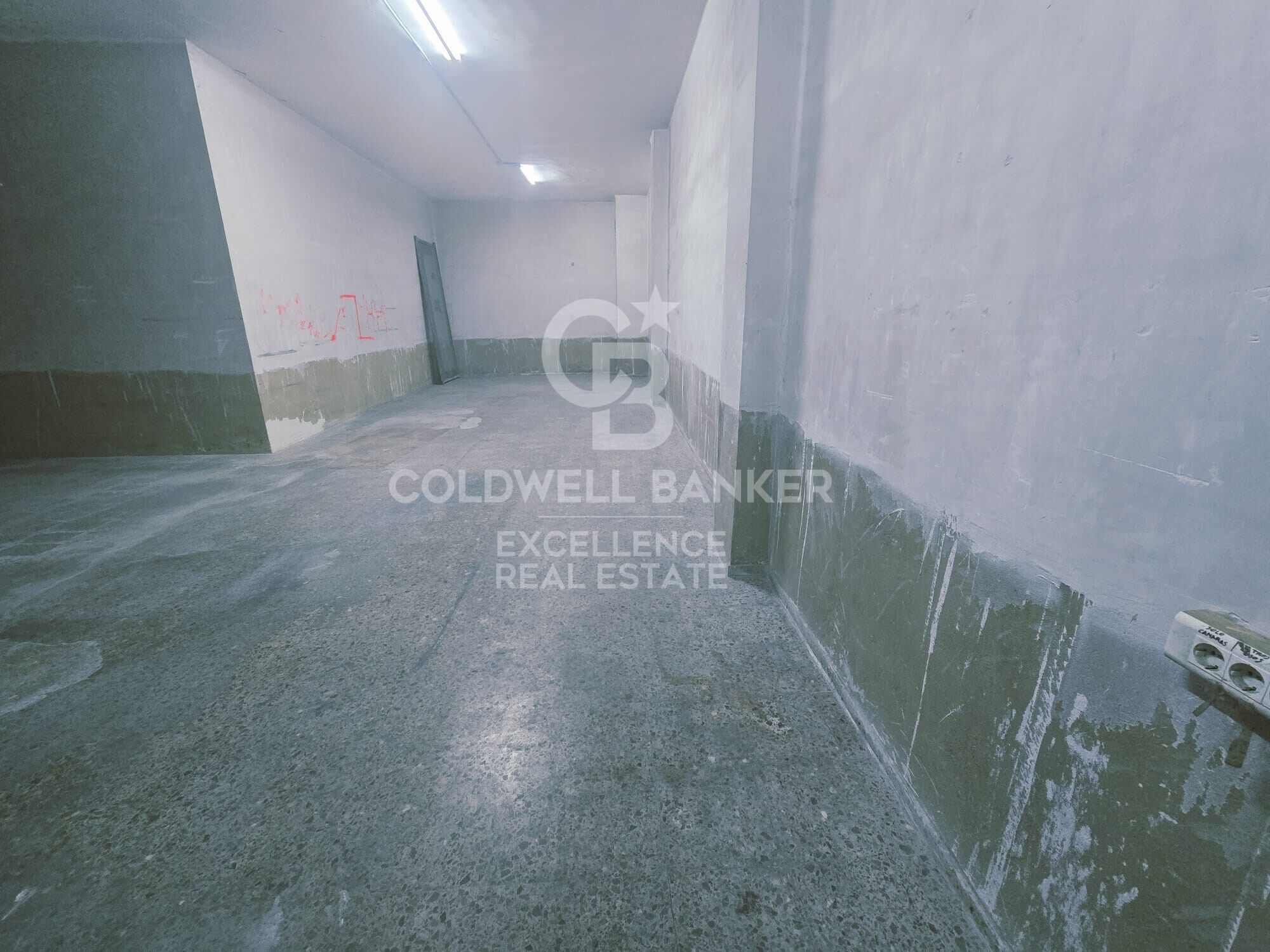 Business Opportunity in Ciutat Vella - Ground Floor Premises for Rent on Quart Street