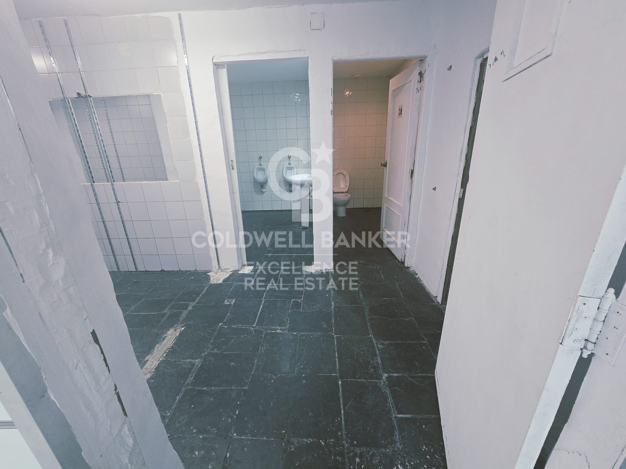 Business Opportunity in Ciutat Vella - Ground Floor Premises for Rent on Quart Street