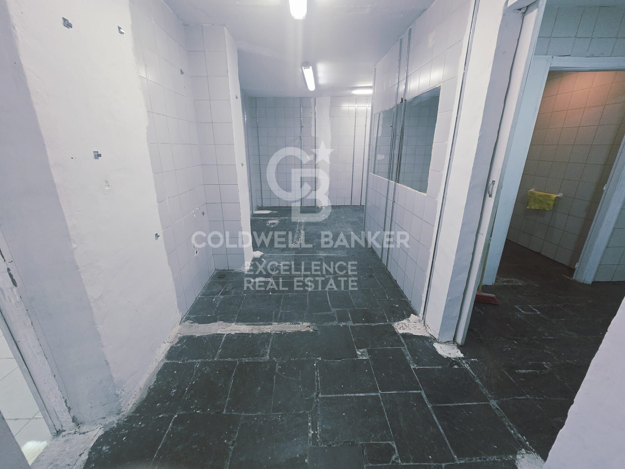 Business Opportunity in Ciutat Vella - Ground Floor Premises for Rent on Quart Street