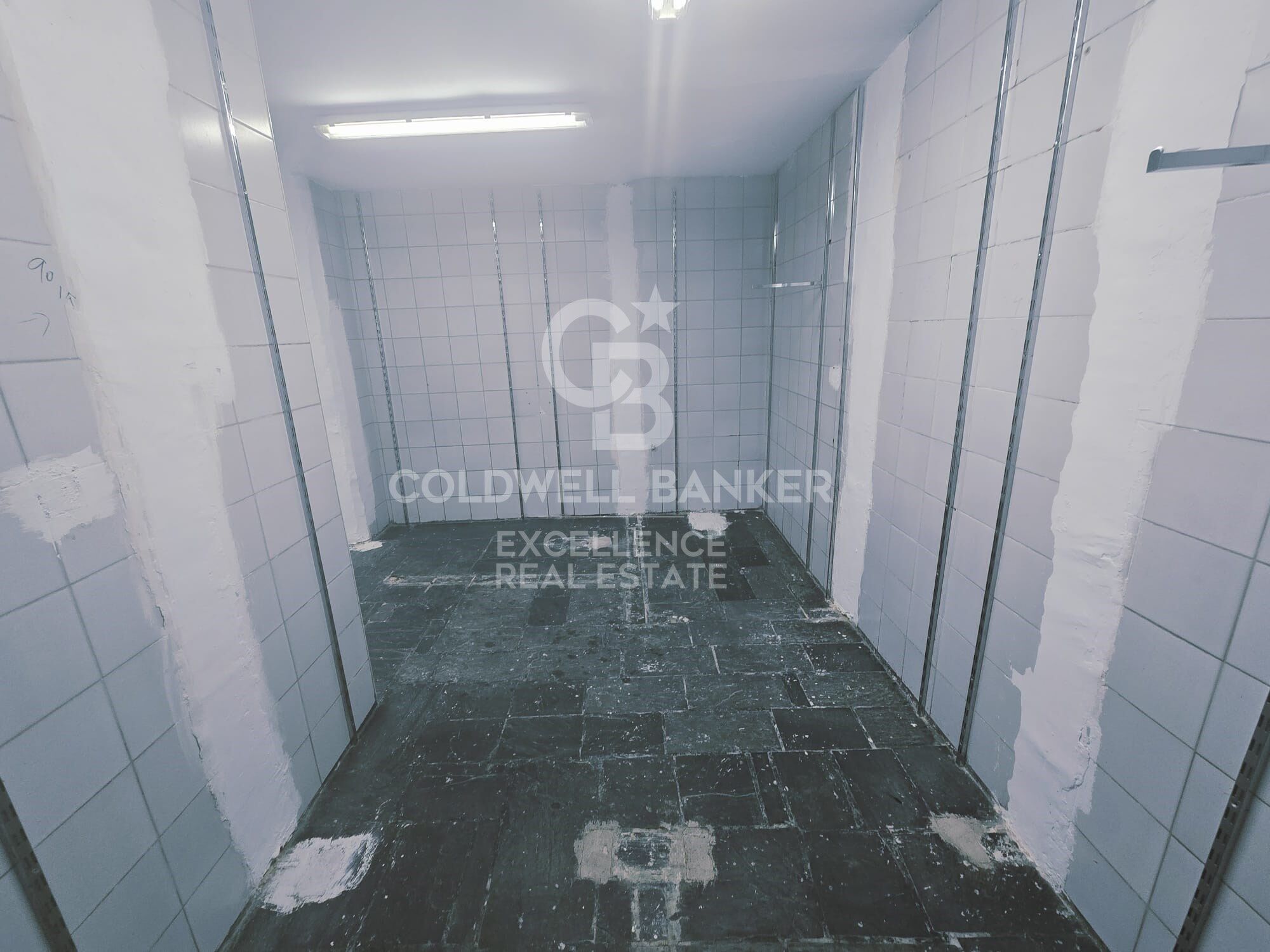 Business Opportunity in Ciutat Vella - Ground Floor Premises for Rent on Quart Street