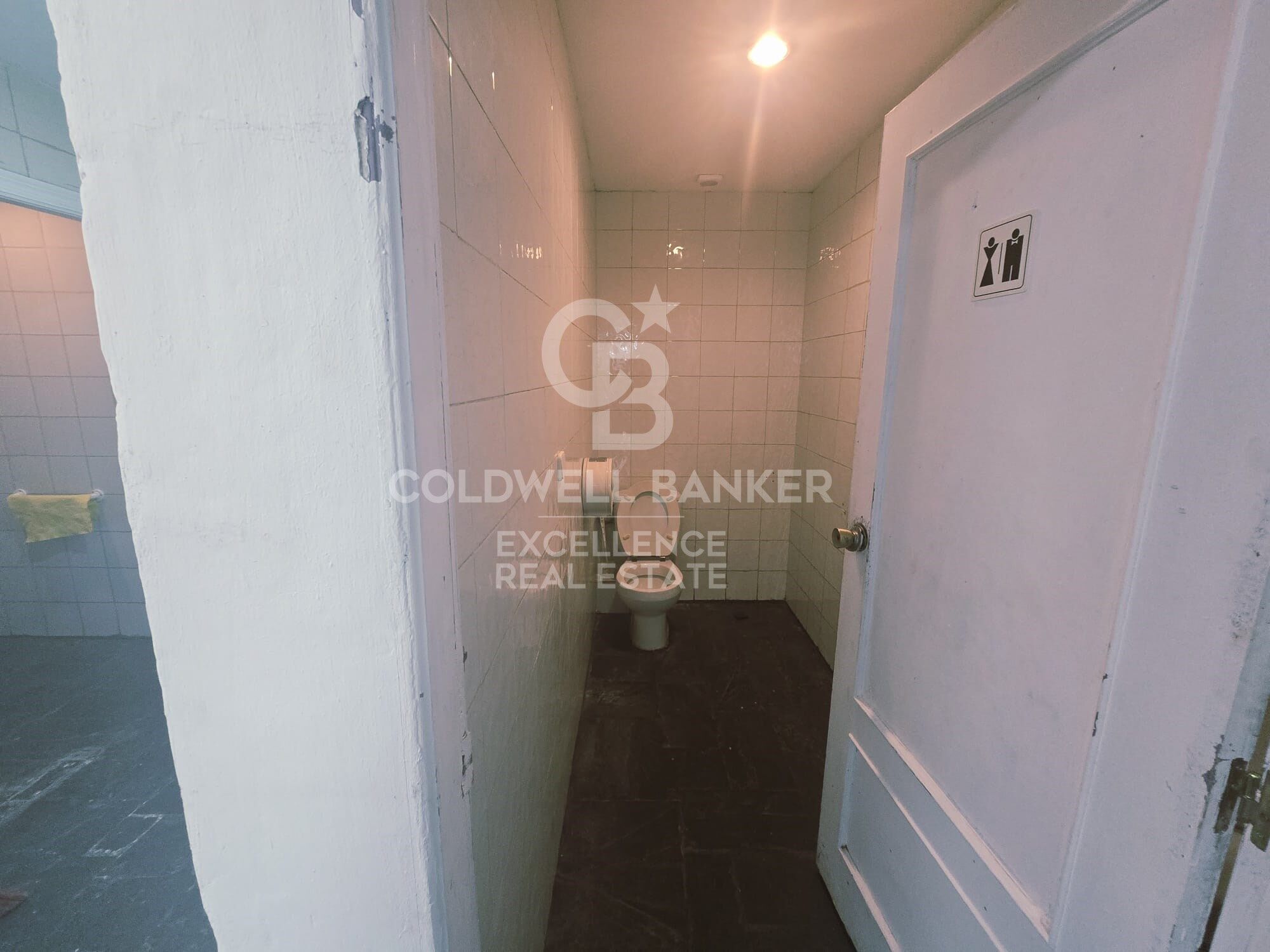 Business Opportunity in Ciutat Vella - Ground Floor Premises for Rent on Quart Street