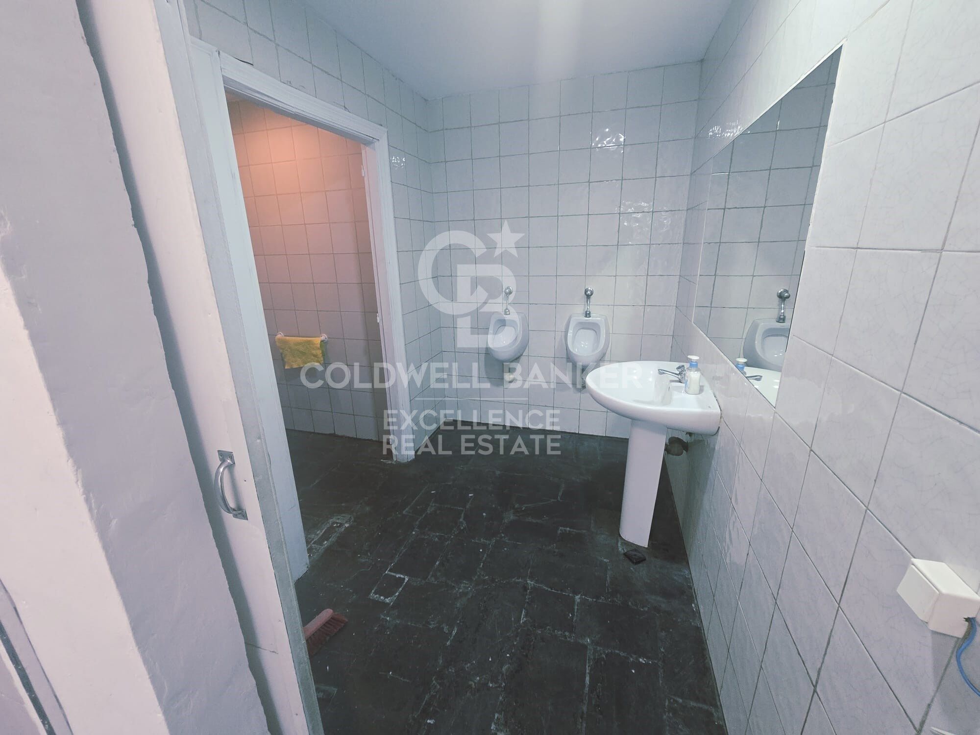 Business Opportunity in Ciutat Vella - Ground Floor Premises for Rent on Quart Street