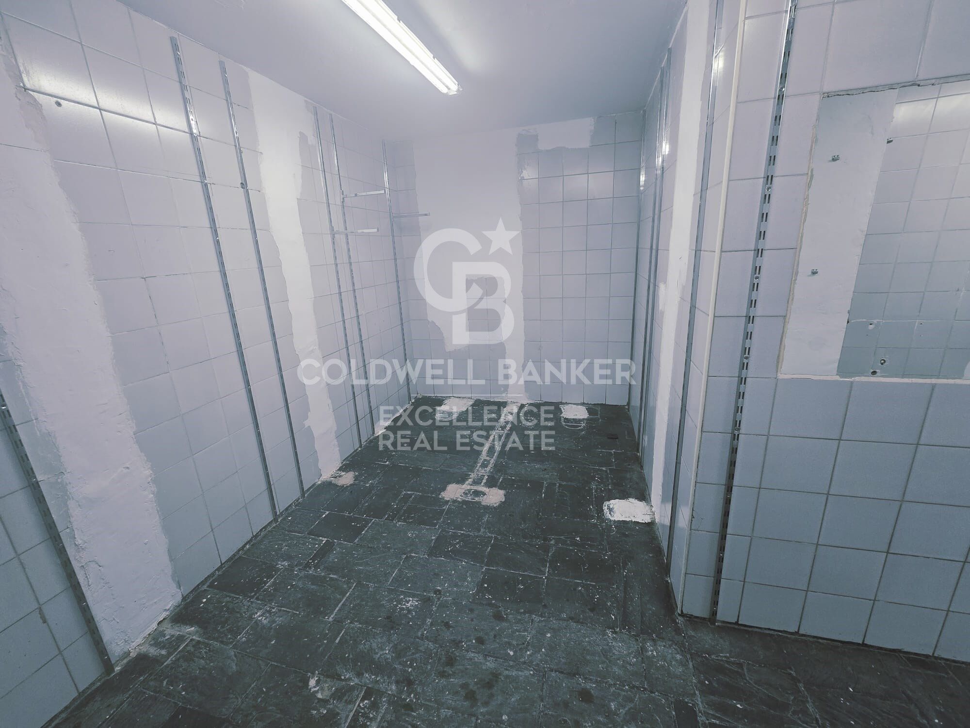 Business Opportunity in Ciutat Vella - Ground Floor Premises for Rent on Quart Street