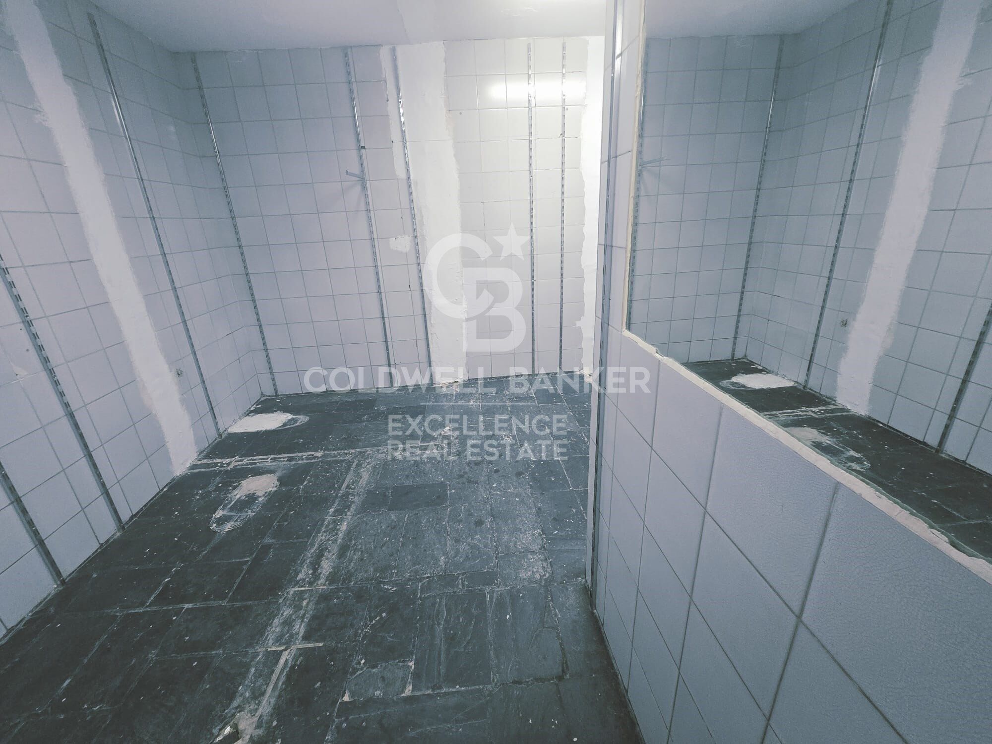 Business Opportunity in Ciutat Vella - Ground Floor Premises for Rent on Quart Street