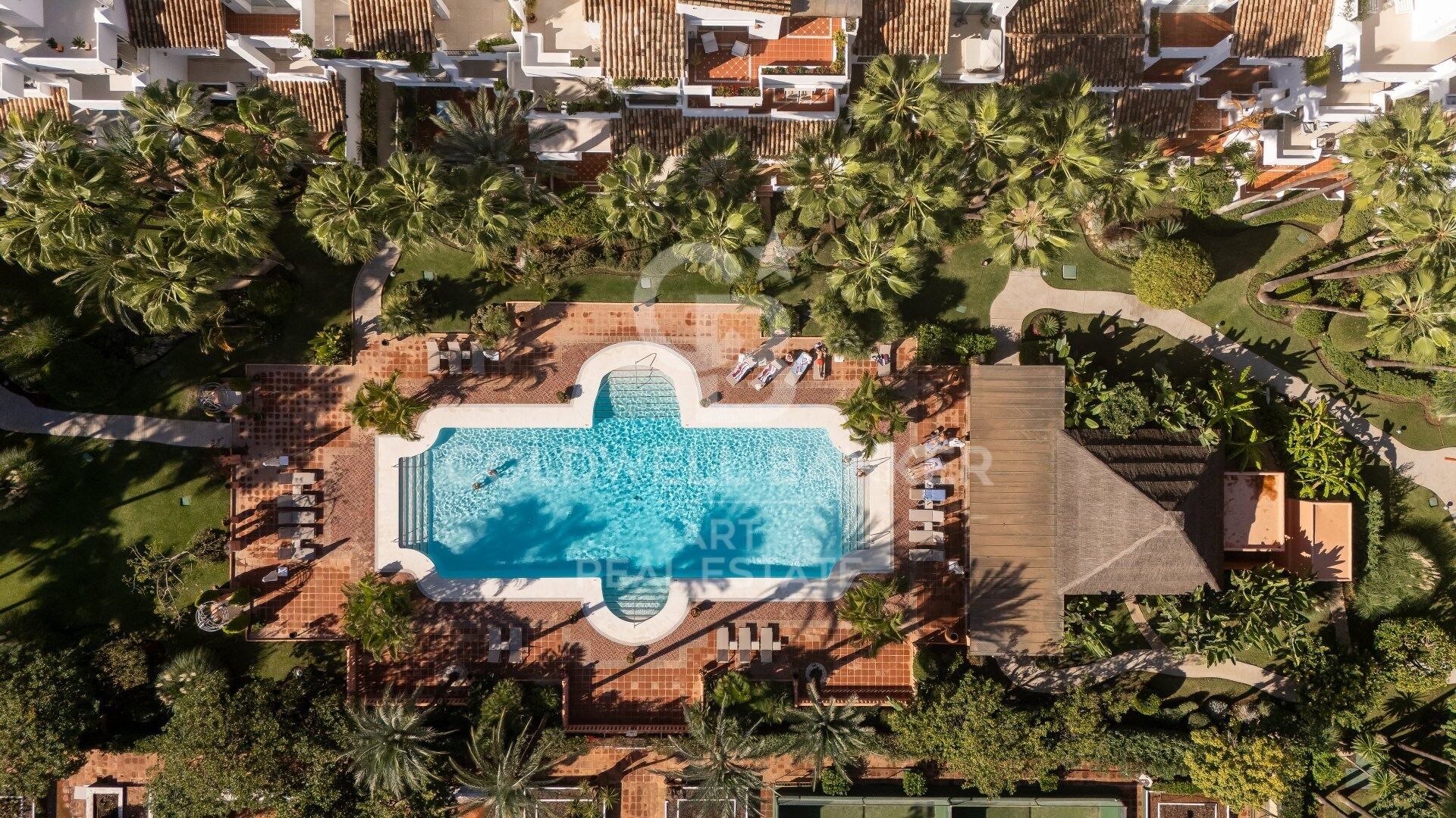 Elegantes Duplex-Penthouse mit vier Schlafzimmern in Puente Romano, Marbella