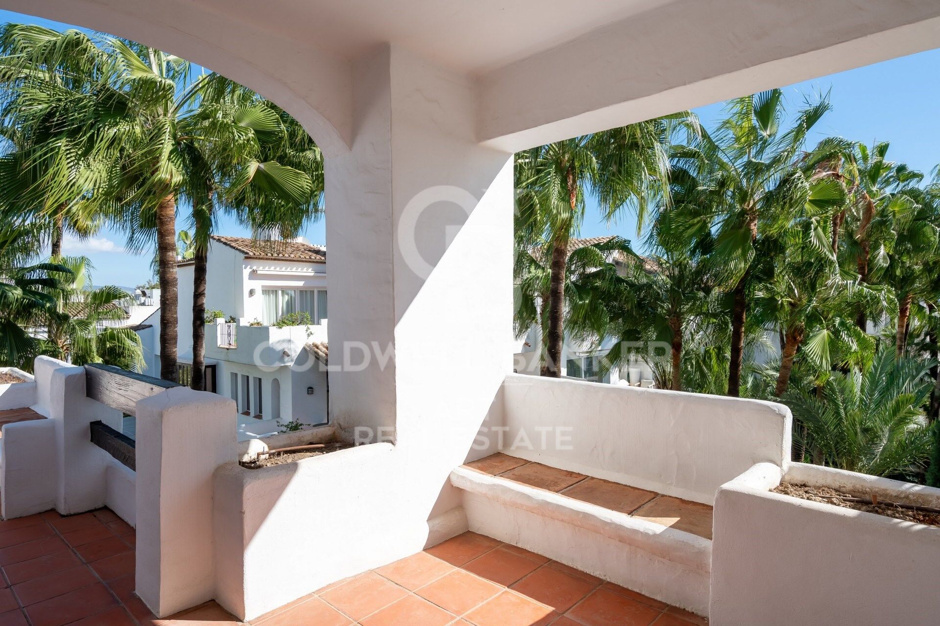 Elegantes Duplex-Penthouse mit vier Schlafzimmern in Puente Romano, Marbella