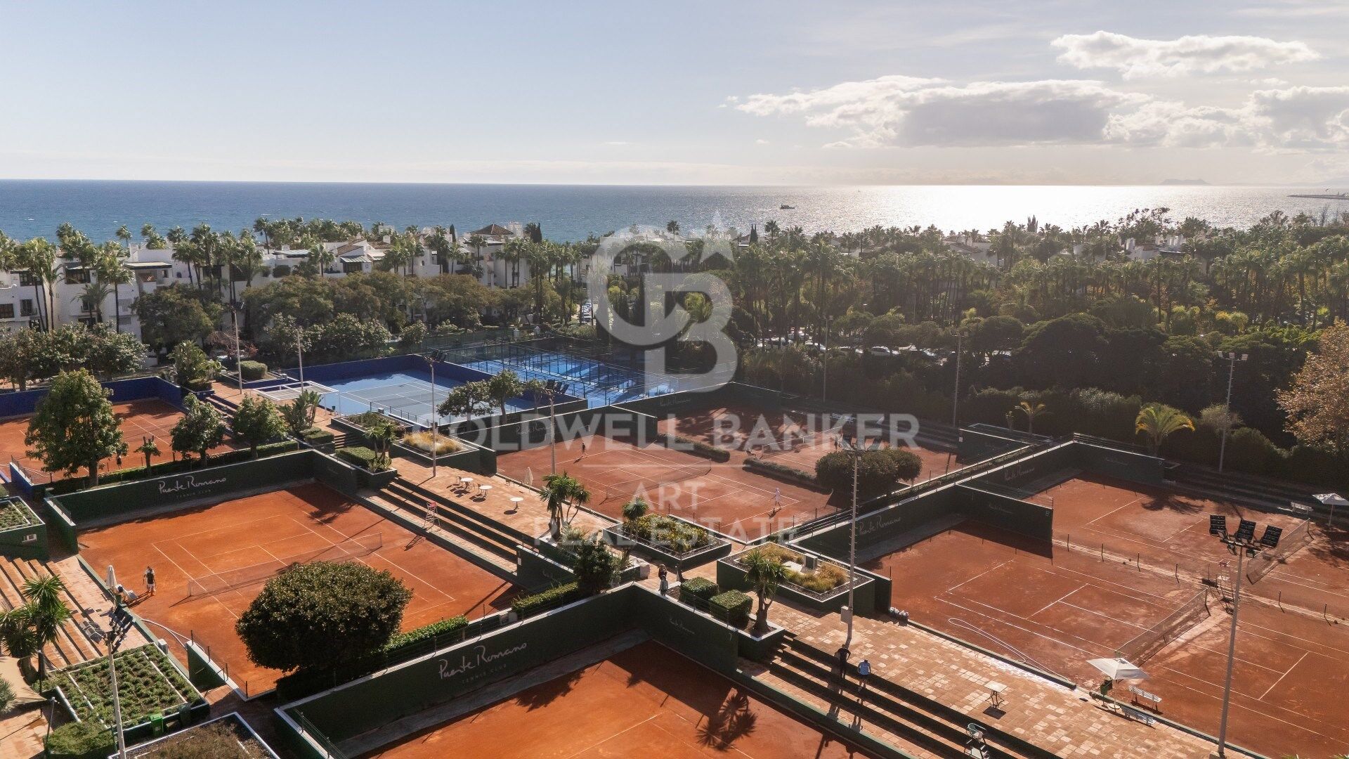 Elegantes Duplex-Penthouse mit vier Schlafzimmern in Puente Romano, Marbella
