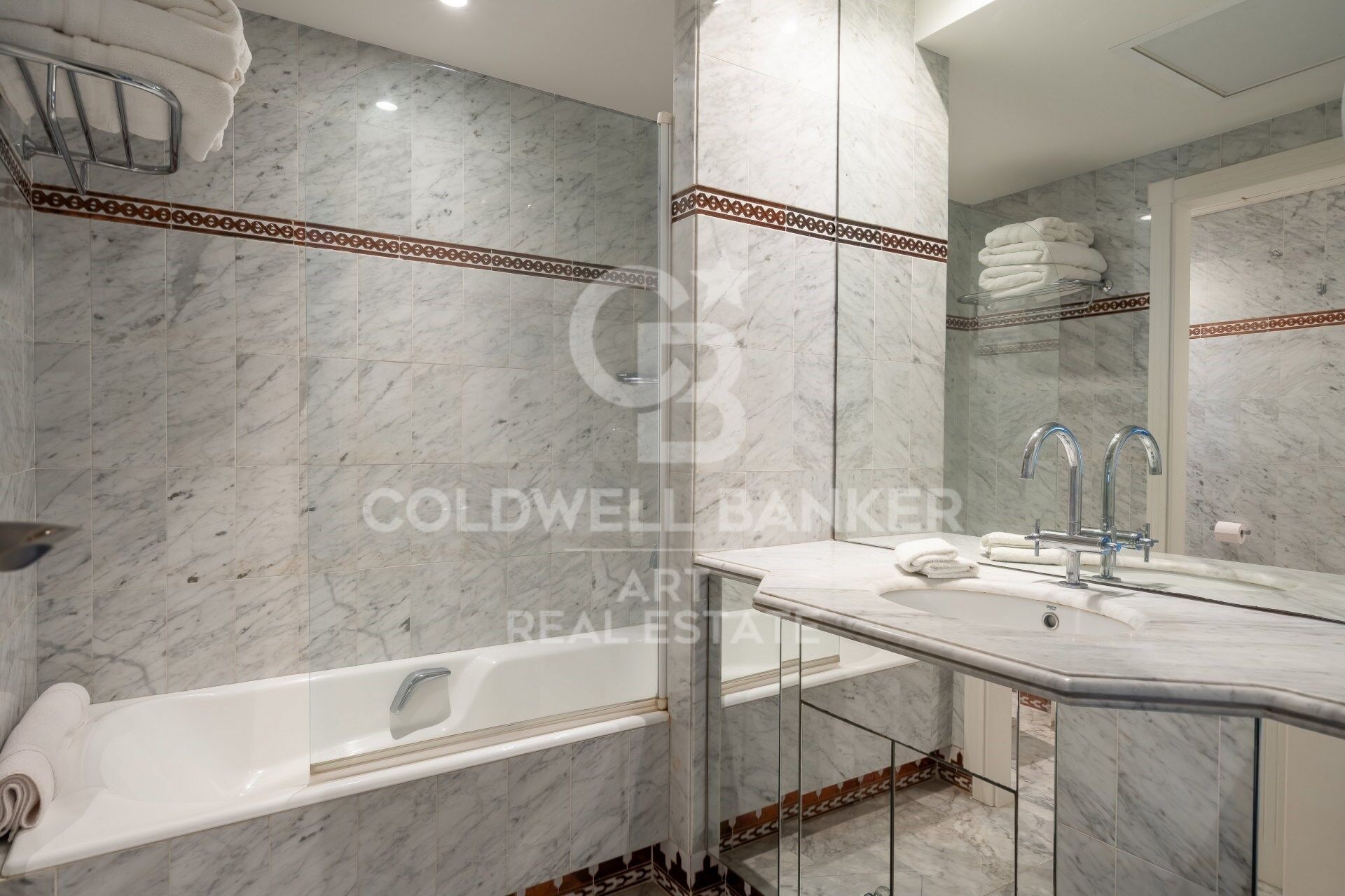 Elegantes Duplex-Penthouse mit vier Schlafzimmern in Puente Romano, Marbella