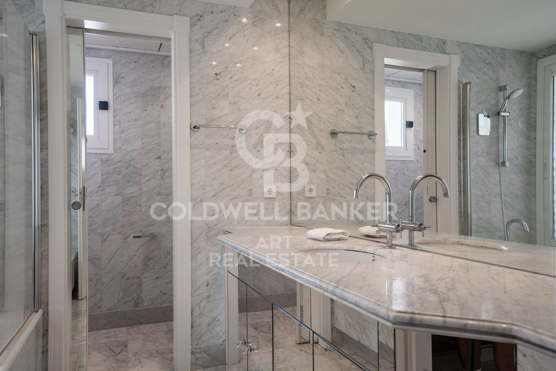 Elegante ático dúplex de cuatro dormitorios en Puente Romano, Marbella