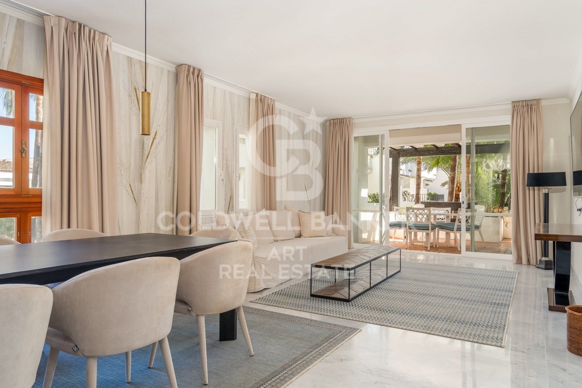 Elegante ático dúplex de cuatro dormitorios en Puente Romano, Marbella