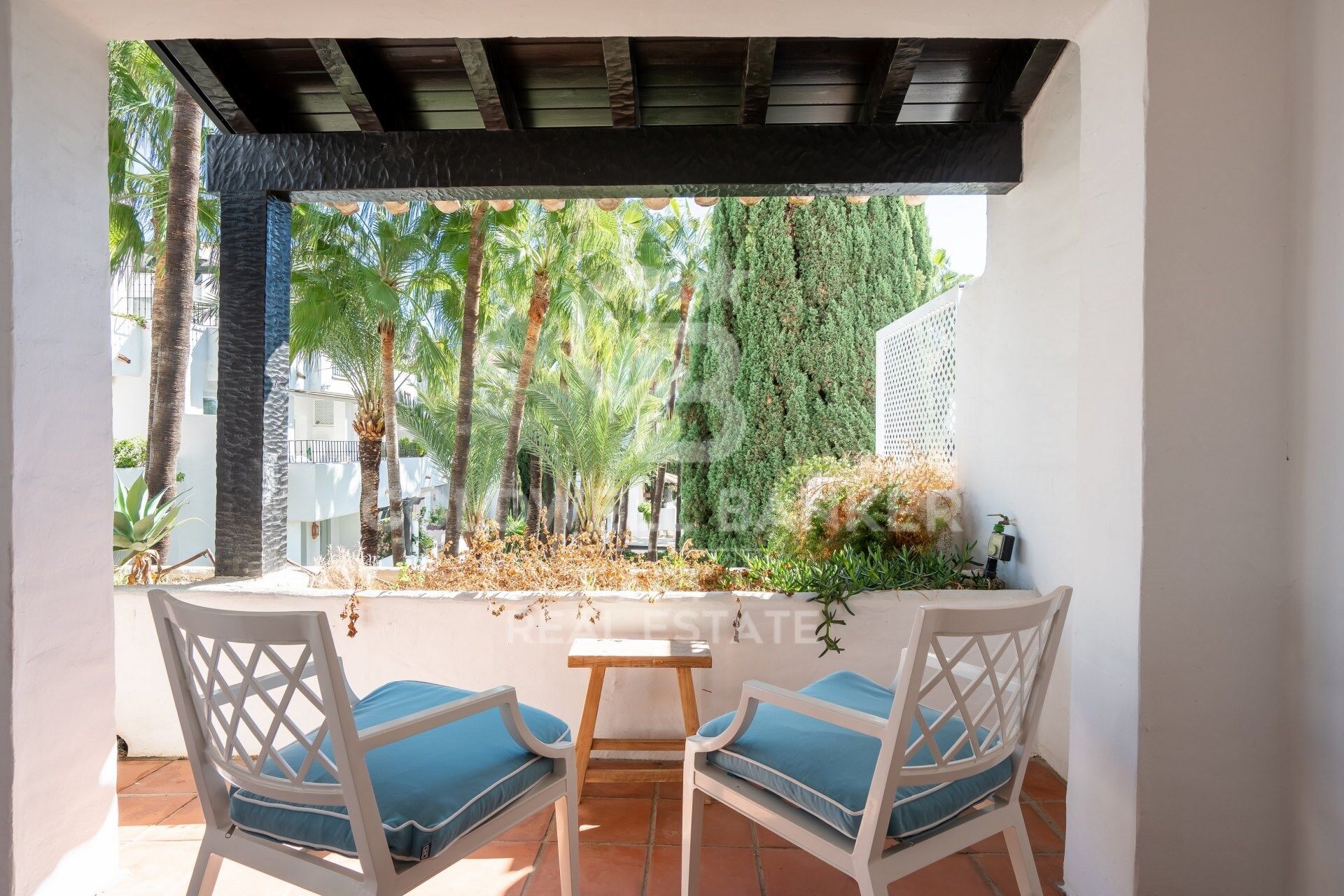 Elegante ático dúplex de cuatro dormitorios en Puente Romano, Marbella