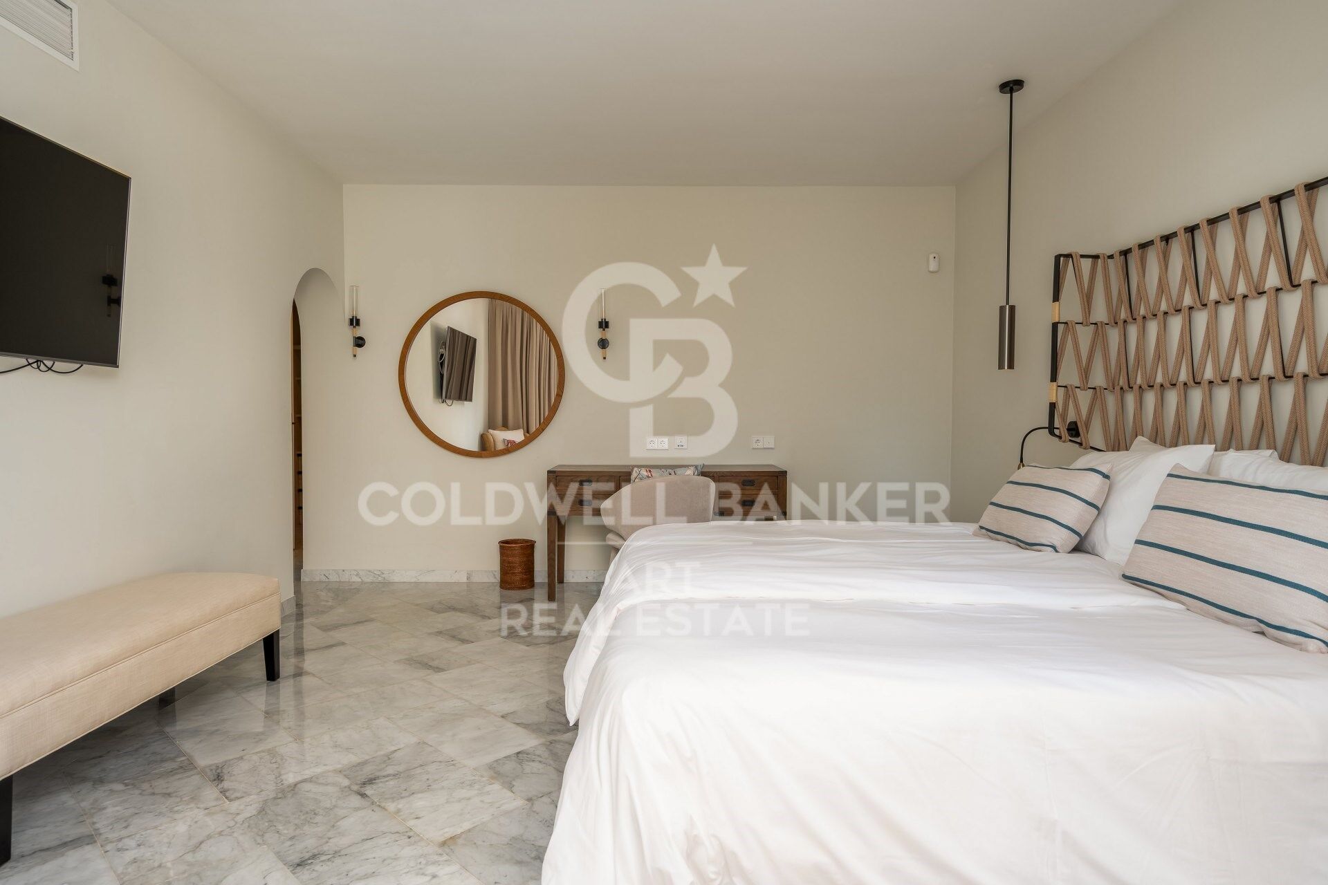 Elegante ático dúplex de cuatro dormitorios en Puente Romano, Marbella