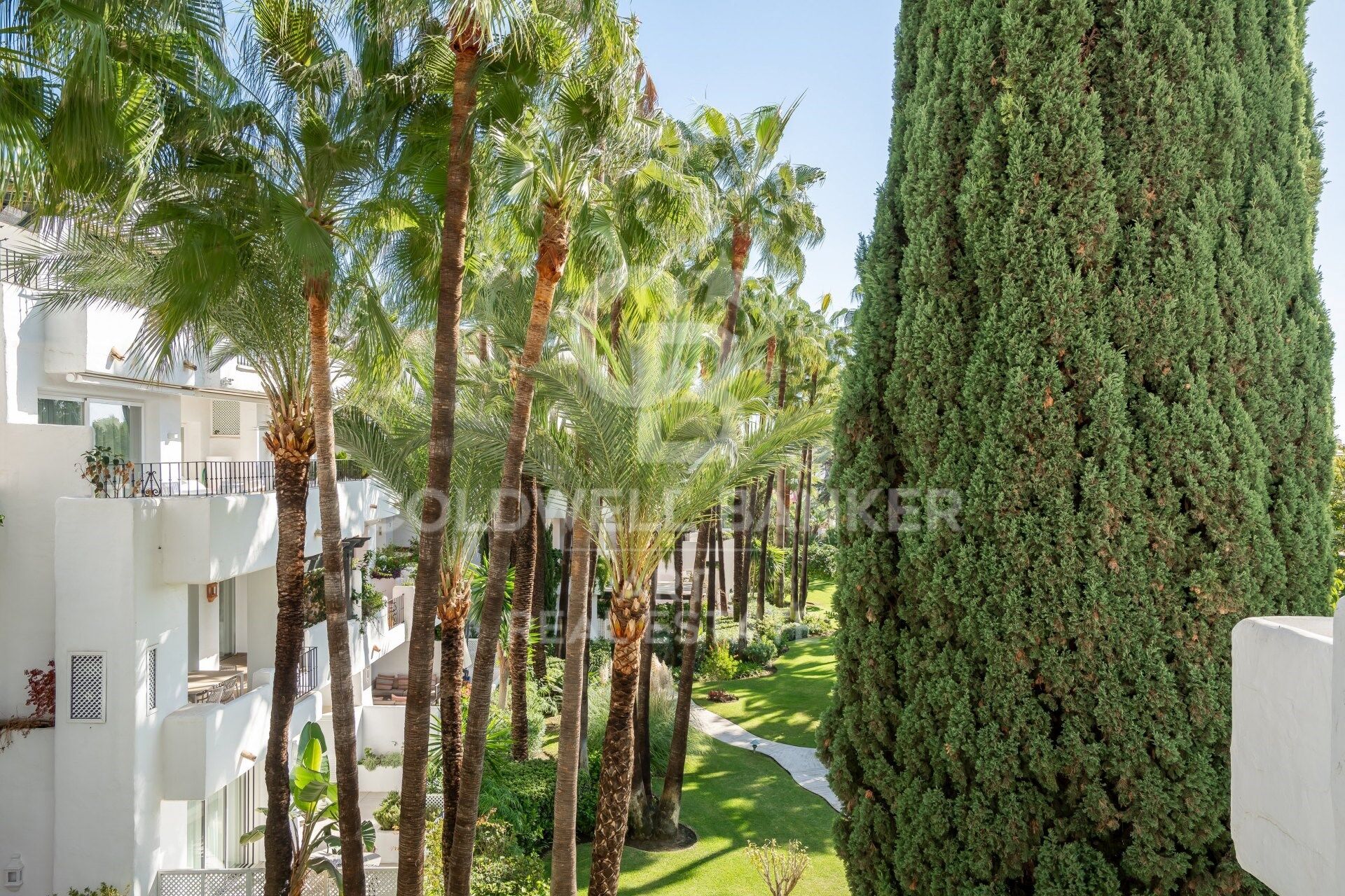 Elegante ático dúplex de cuatro dormitorios en Puente Romano, Marbella