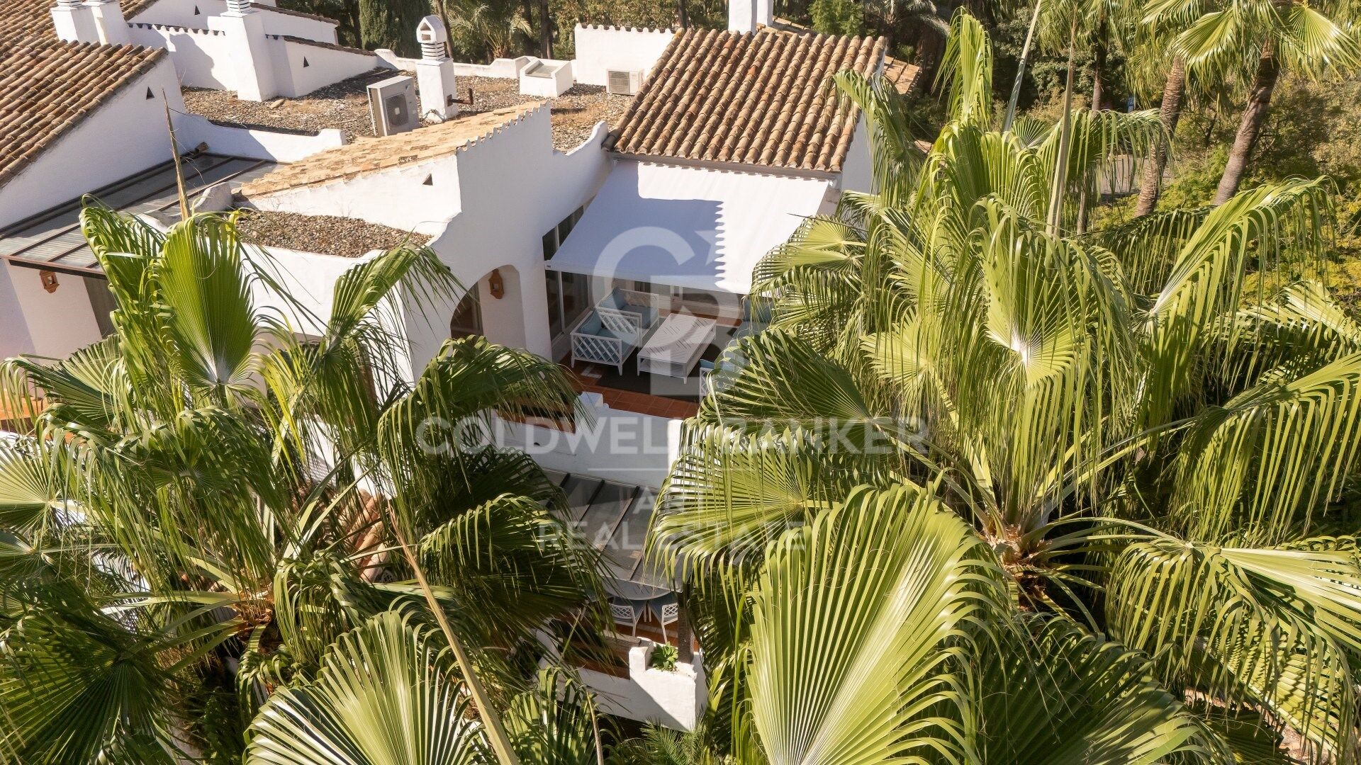 Elegante ático dúplex de cuatro dormitorios en Puente Romano, Marbella